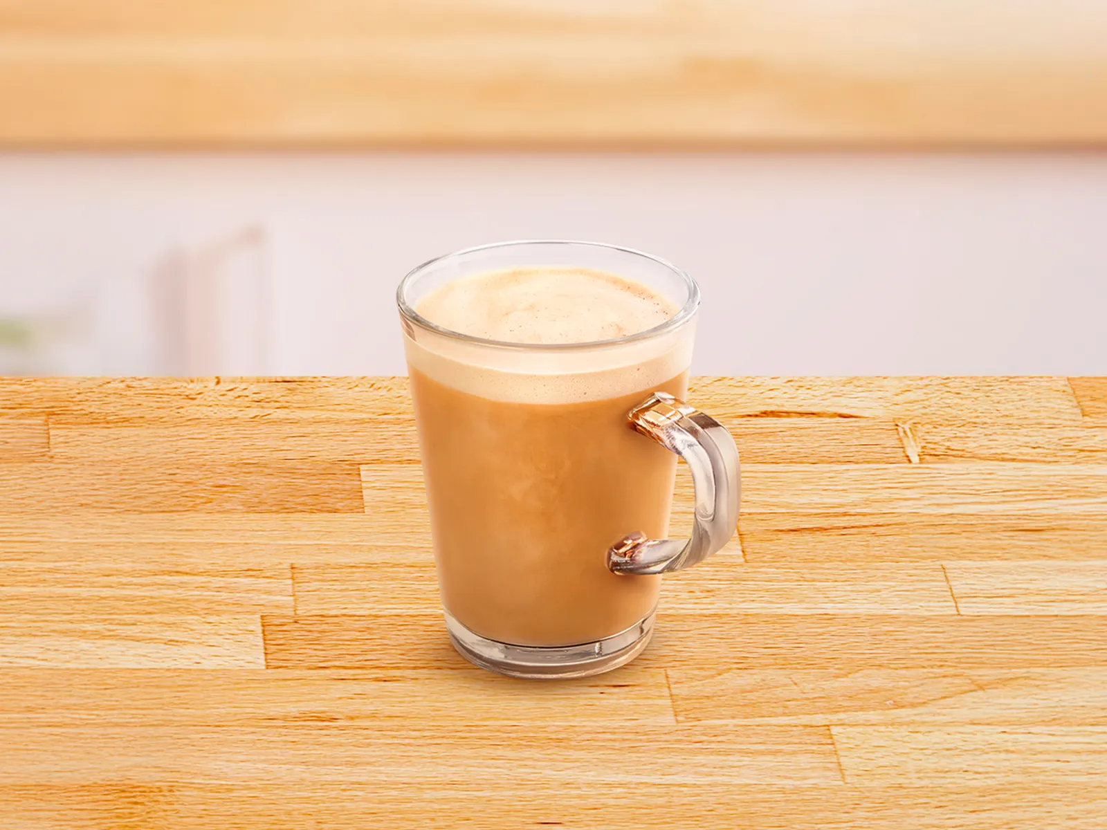Tazza di vetro con un café au lait.