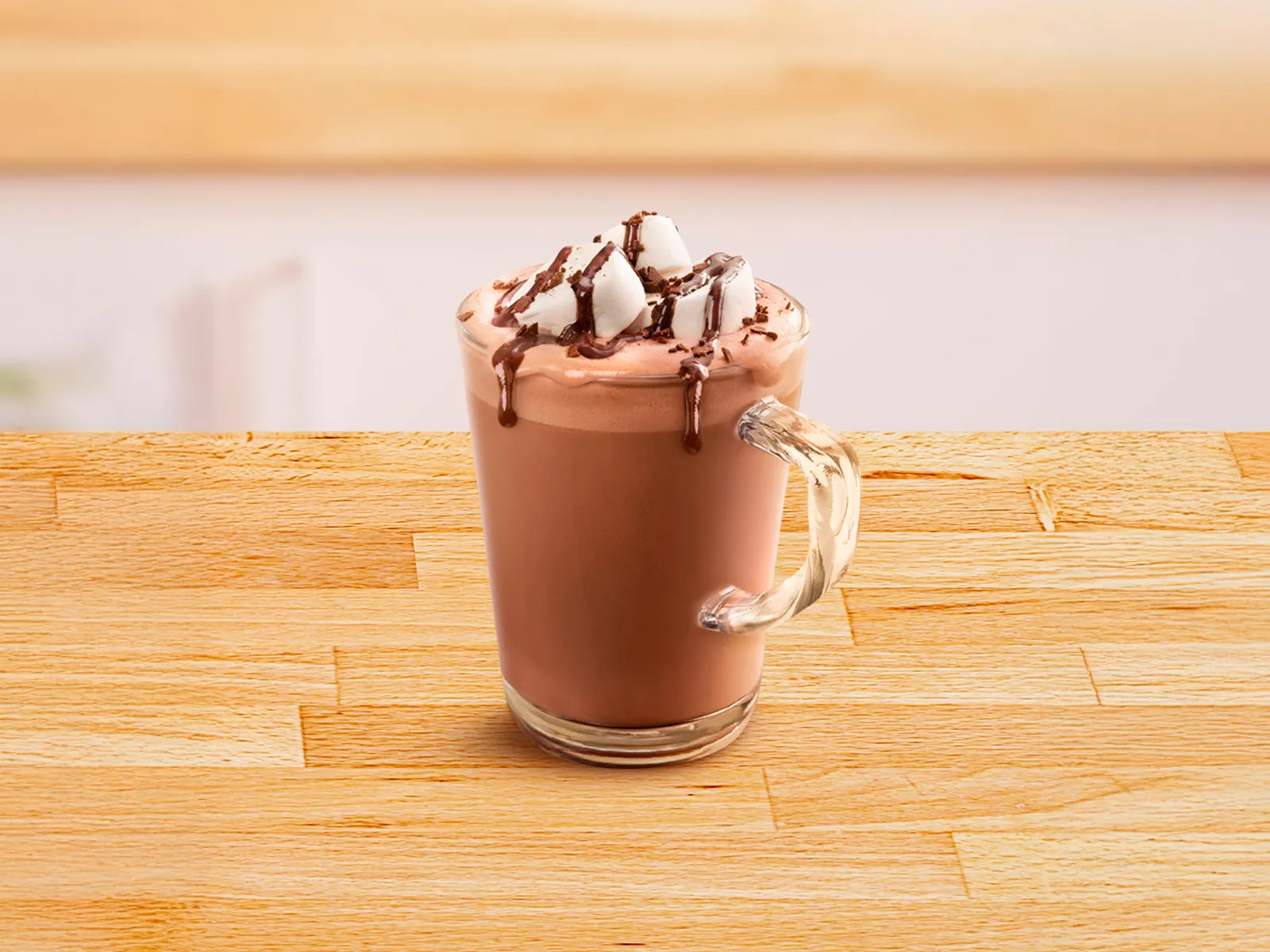 Tazza di vetro con una cioccolata calda.