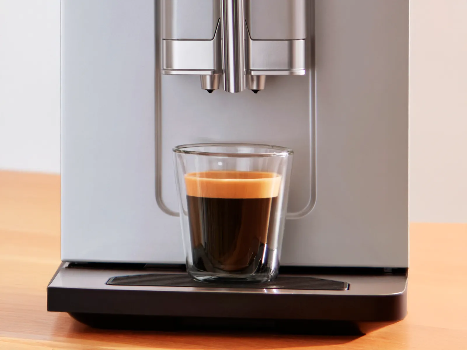 1 cup filled with Café Crema placed on Series 2 VeroCafe machine drip tray.