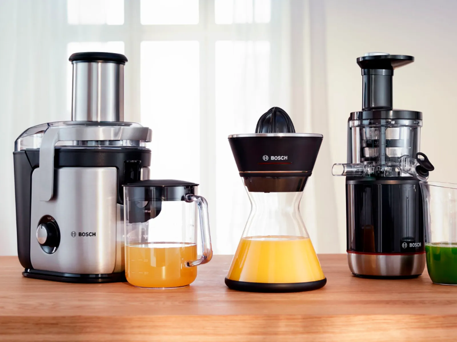 Bosch sokovnik postavljen na kuhinjskom pultu s svježe napravljenim sokovima.