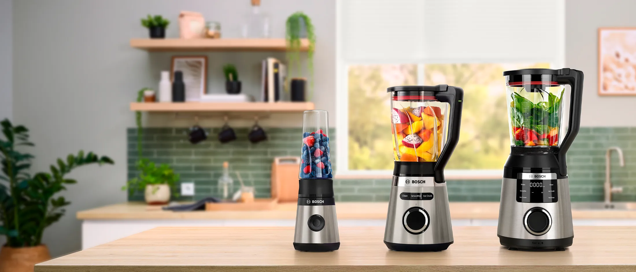 Alinhamento dos liquidificadores Bosch em diferentes tamanhos, perfeitos para smoothies, sopas e muito mais, exibidos em um ambiente de cozinha moderna.