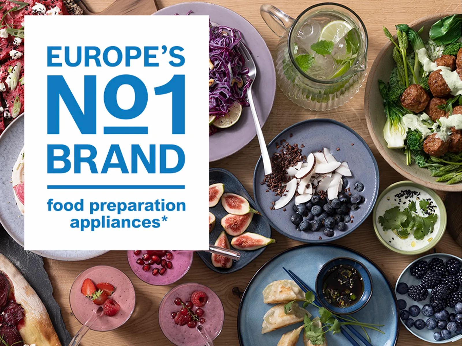 Okvir s tekstom "Brend broj 1 u Europi za uređaje za pripremu hrane" je postavljen preko različitih tanjura s hranom na stolu.