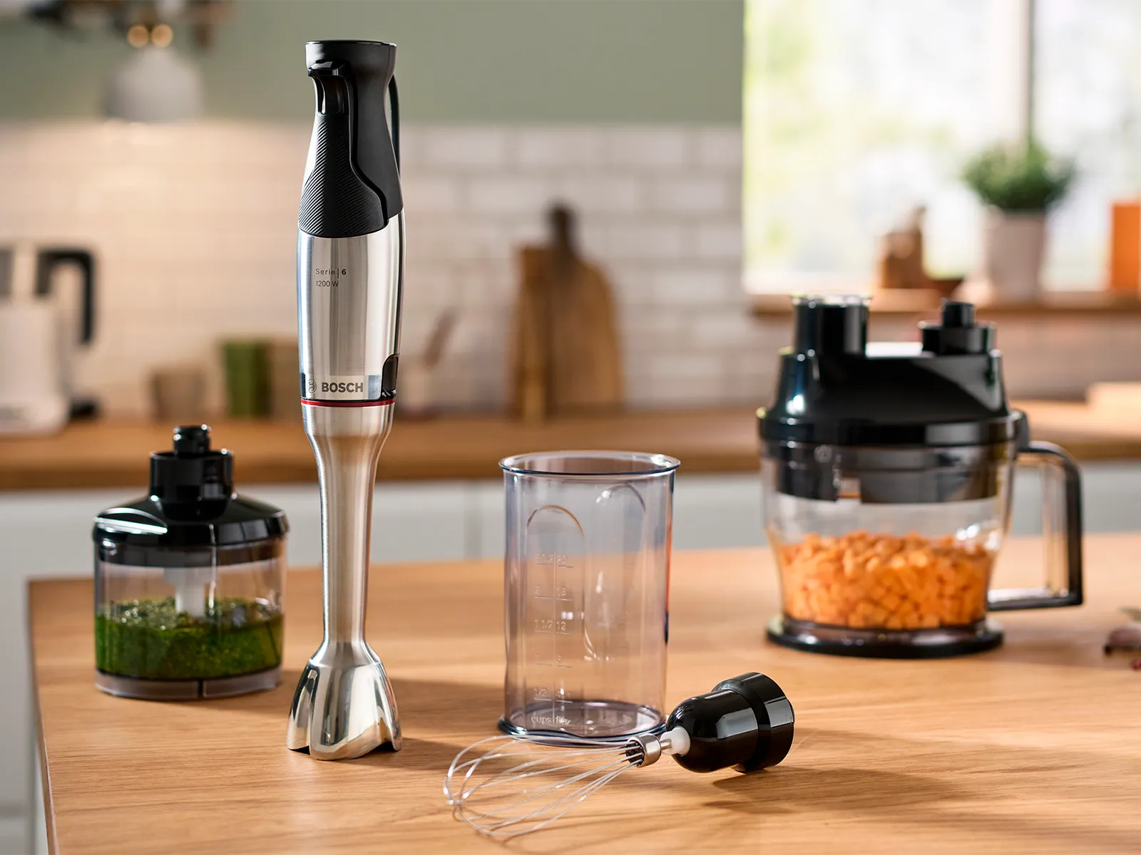 ErgoMaster ručni mikser set s maksimalnim brojem dodataka na kuhinjskom radnom stolu.