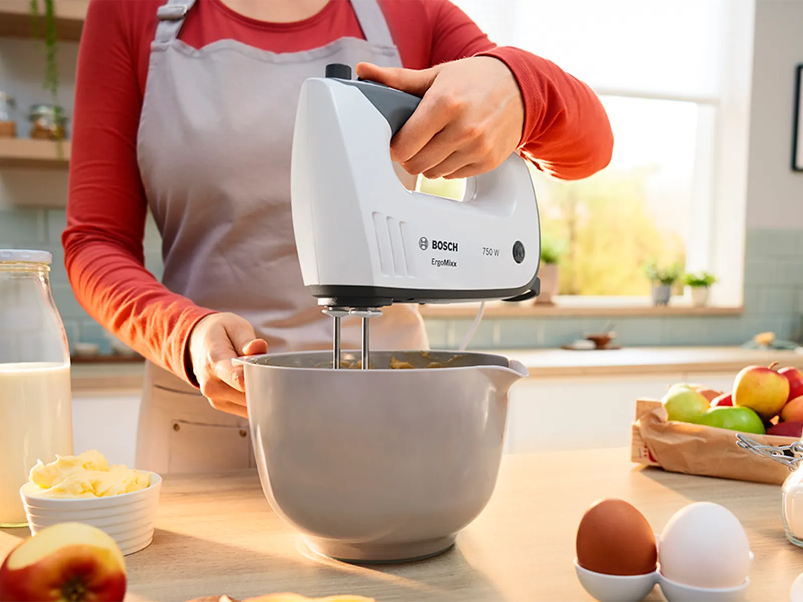 Osoba koristi Bosch štapni mikser za miksanje sadržaja bijele posude.