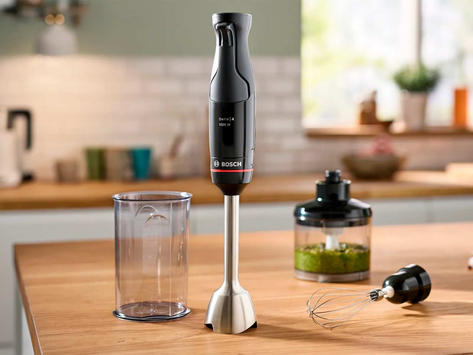 Bosch ručni mikser, smoothie u čaši i tanjuri s hranom na kuhinjskom pultu.