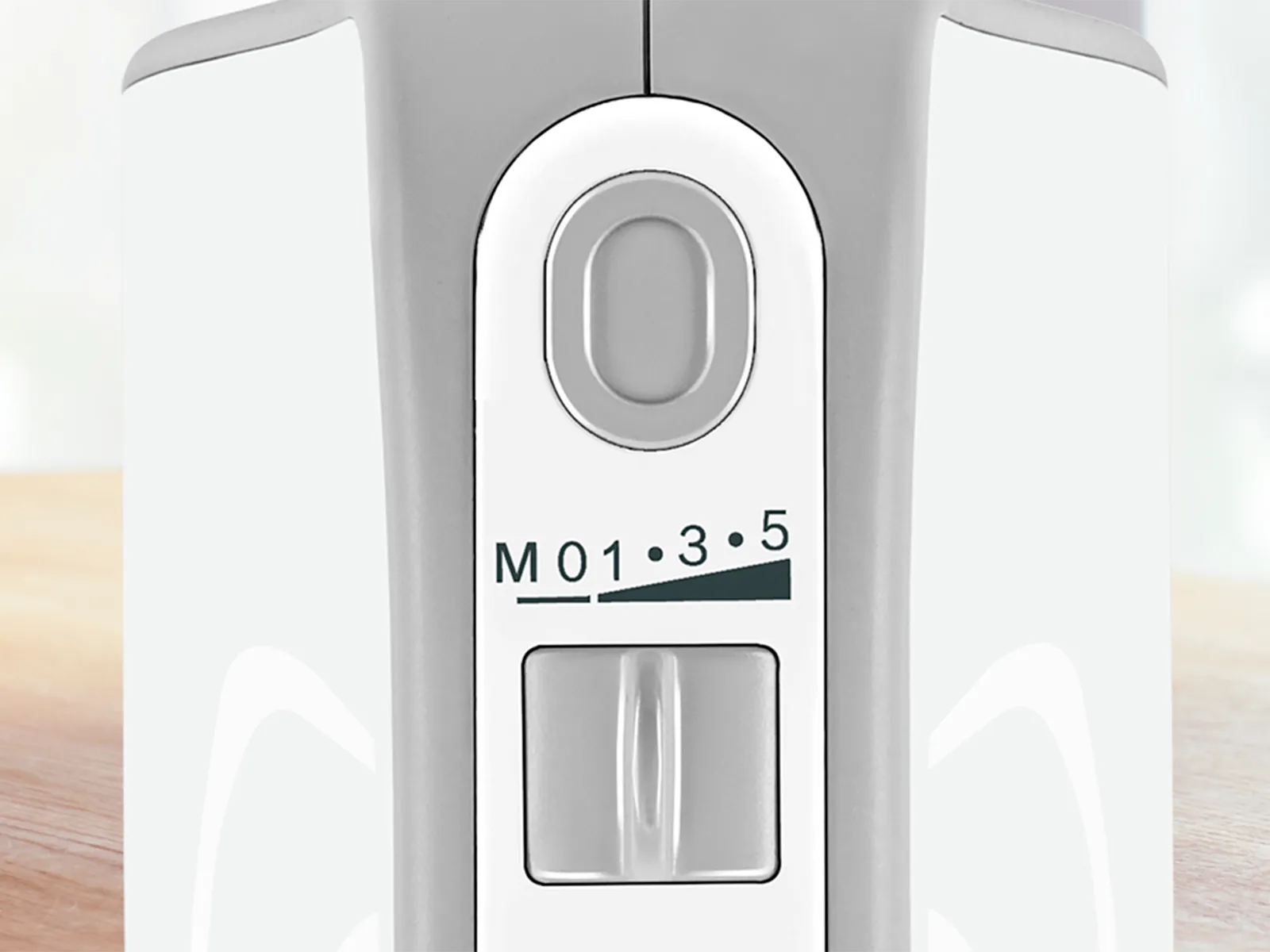Gornji pregled drške ručnog miksera s 5 brzina s naglaskom na postavke brzine.
