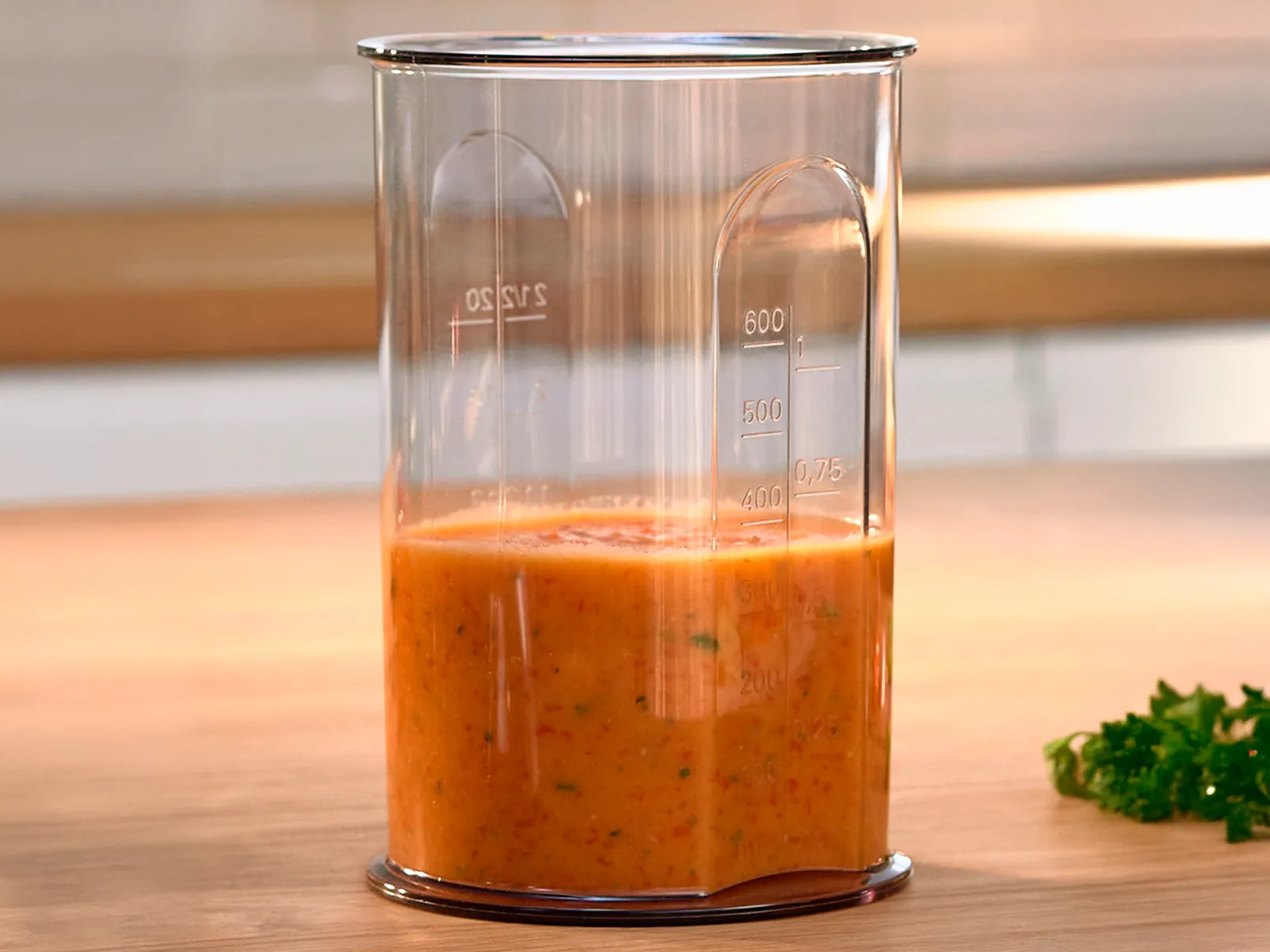 Prozirni mjerni vrč s jasnim oznakama, napunjen svježe izmiješanom umakom. Savršen za precizno miješanje i mjerenje.