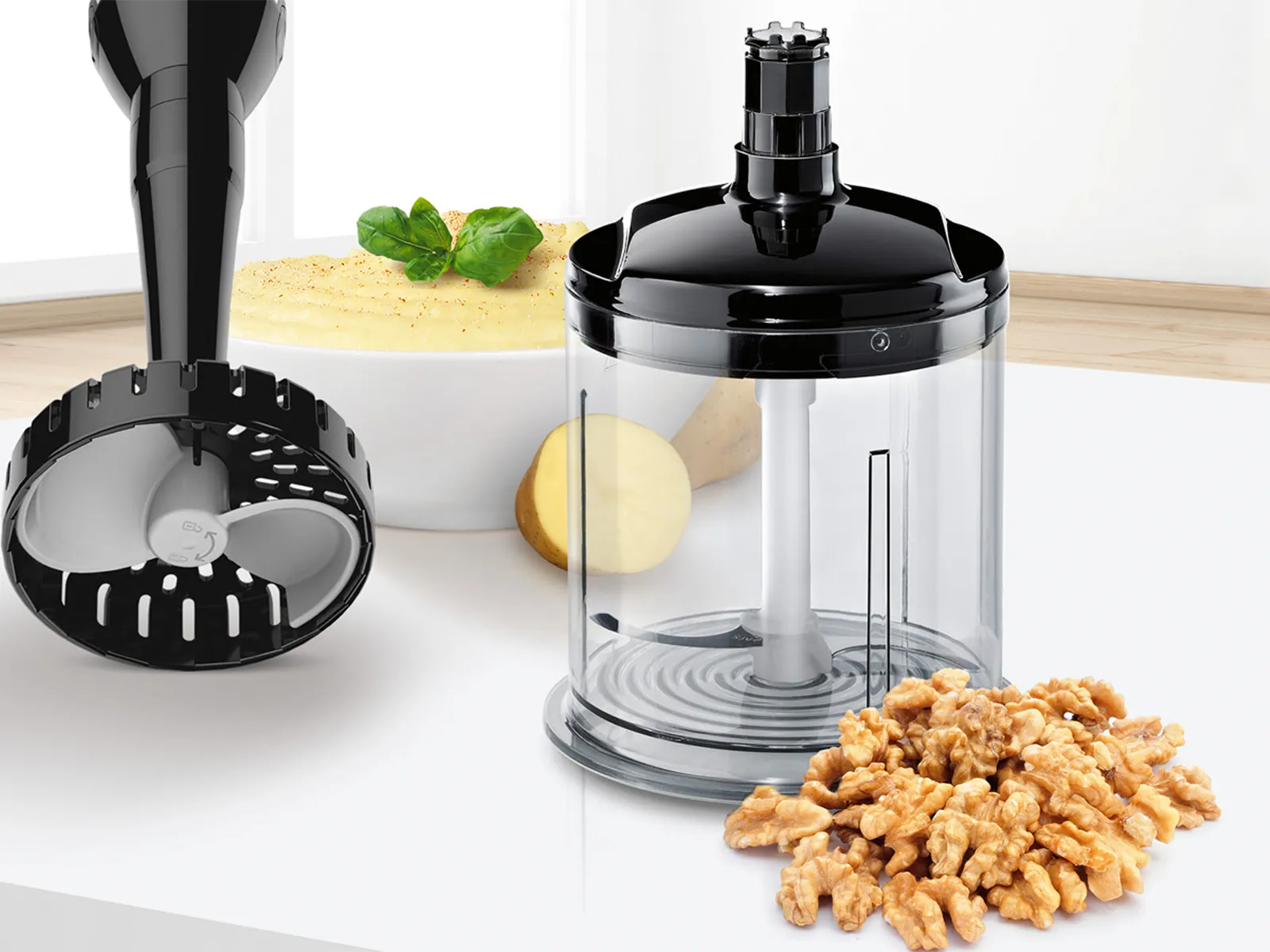 İçində qoz olan Bosch əl mikserinin təfərrüatlı görünüşü.