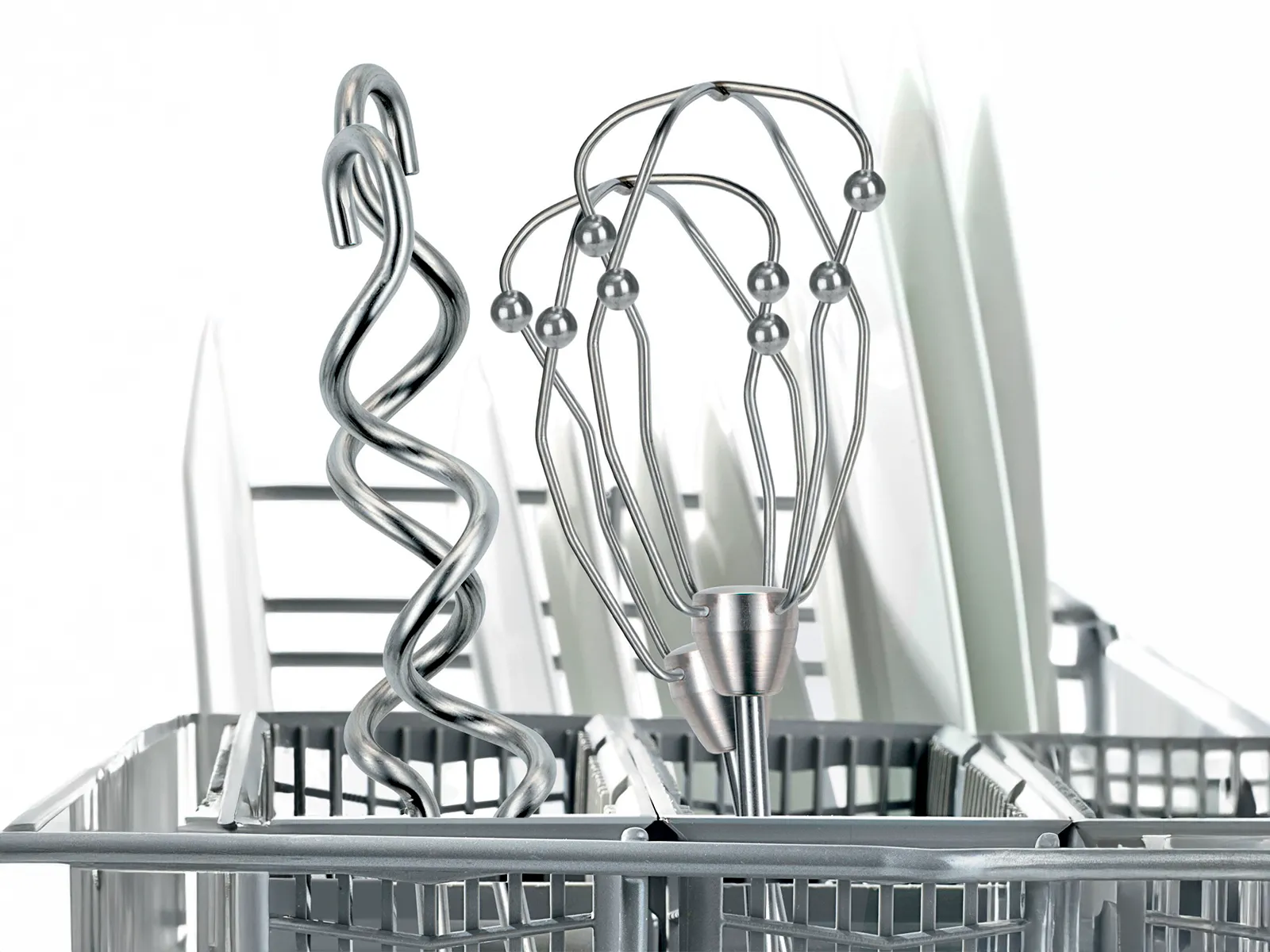 Nastavci za ručni mikser u košari perilice posuđa.