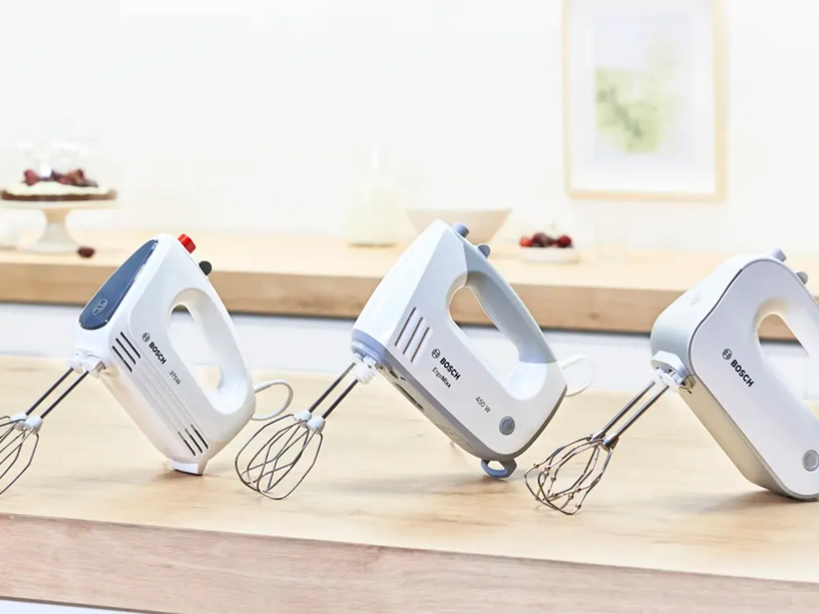 O selecție din gama de mixere de mână Bosch pe un blat de bucătărie.