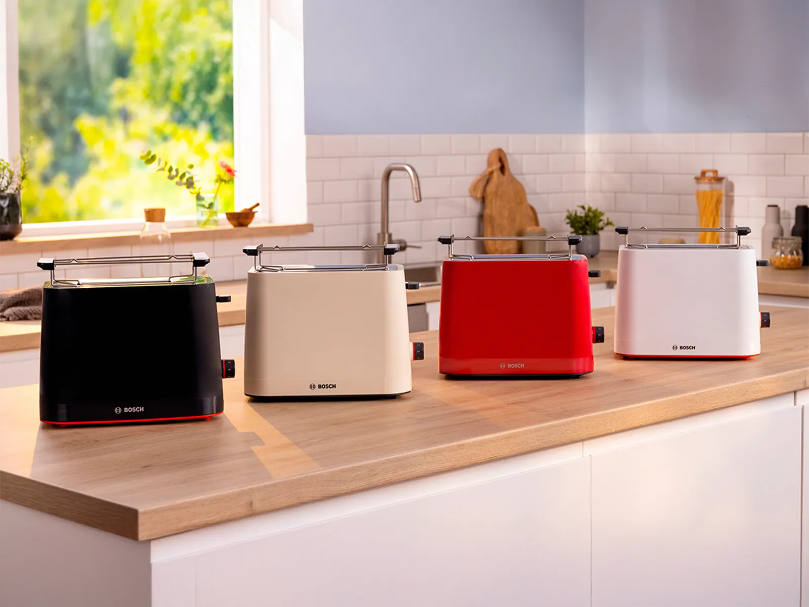 Тостери MyMoment на кухненския плот в черно, кремаво, червено и бяло.