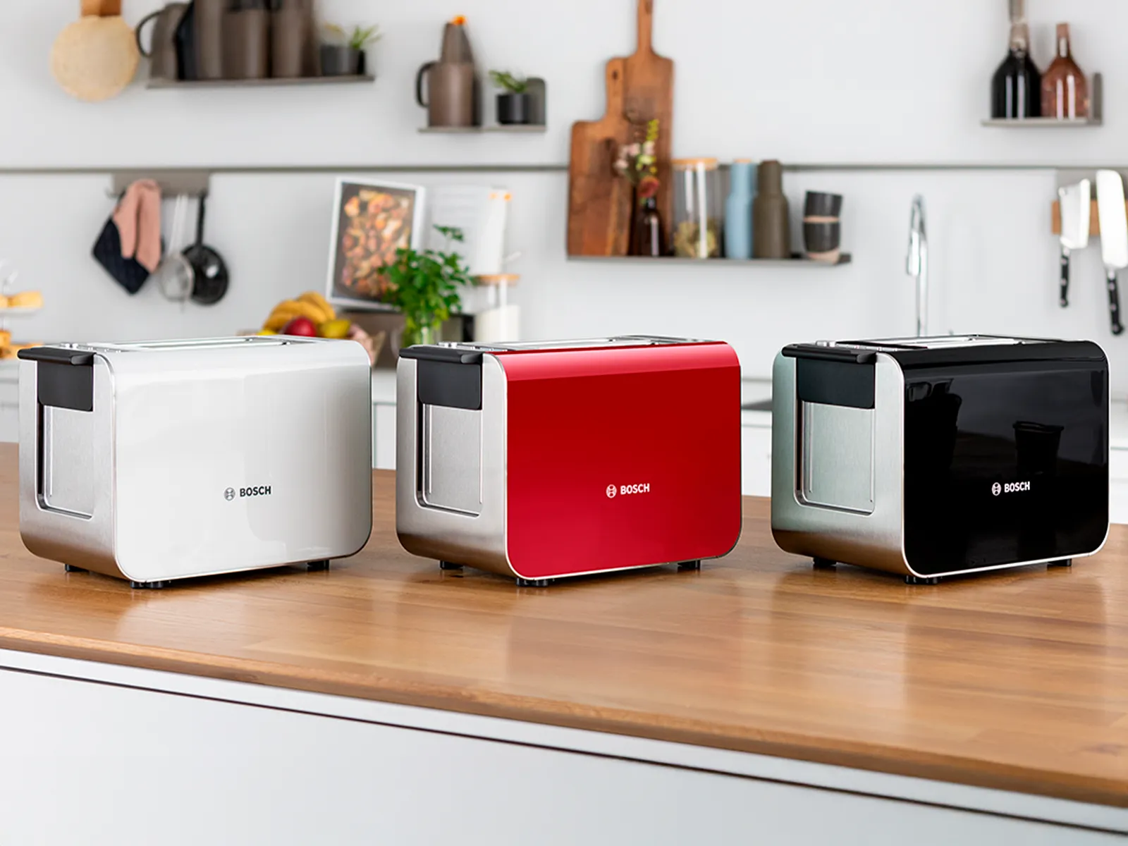 Тостери Styline на кухненския плот в бяло, червено и черно.