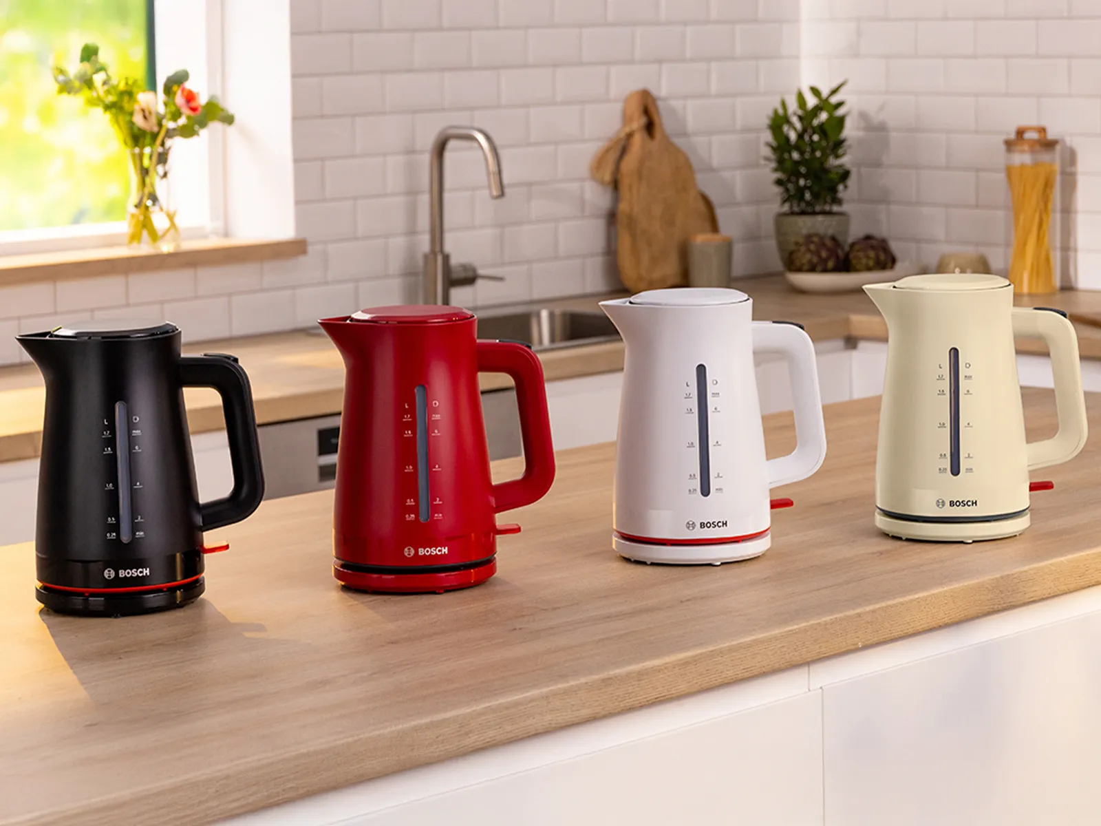 Кетъри MyMoment на кухненския плот в черно, червено, бяло и кремаво.