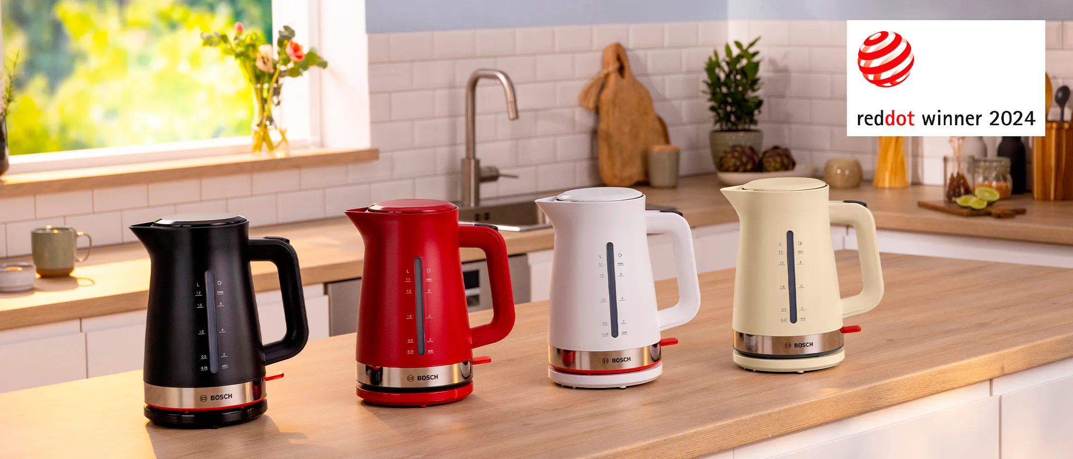 Chaleiras Bosch em quatro cores—preto, vermelho, branco e creme—exibidas em uma cozinha, premiadas com o Prêmio de Design Red Dot 2024.