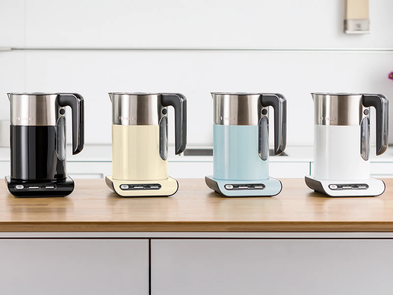 Кетъри Styline на кухненския плот в черно, кремаво, мента и бяло.