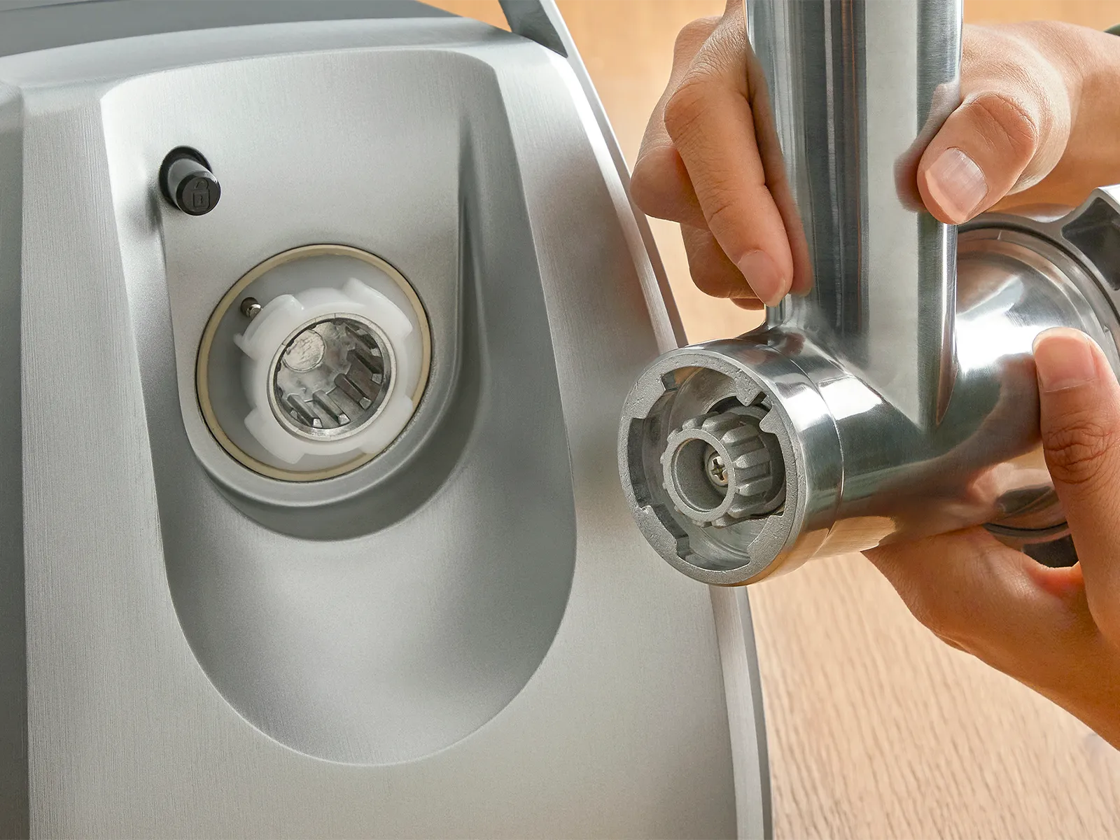 Mână care ţine compartimentul de tocare lângă tocătorul de carne ProPower.