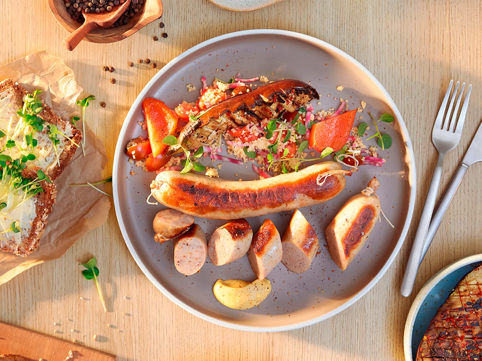 Vedere de sus a unei farfurii cu cârnaţi.