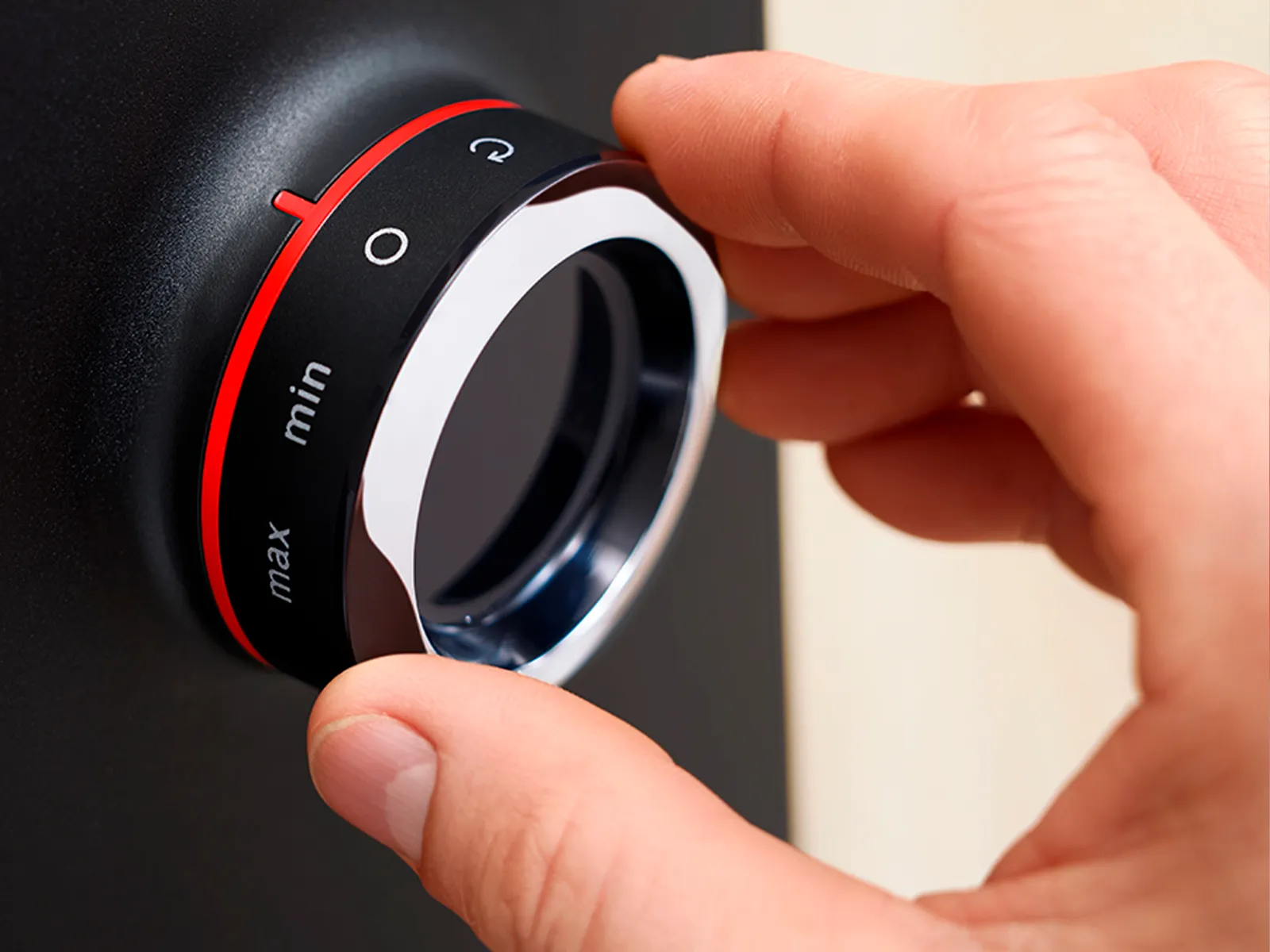 Prim plan cu o mână care roteşte butonul de reglare al maşinii de tocat MultiPower din Seria 4.