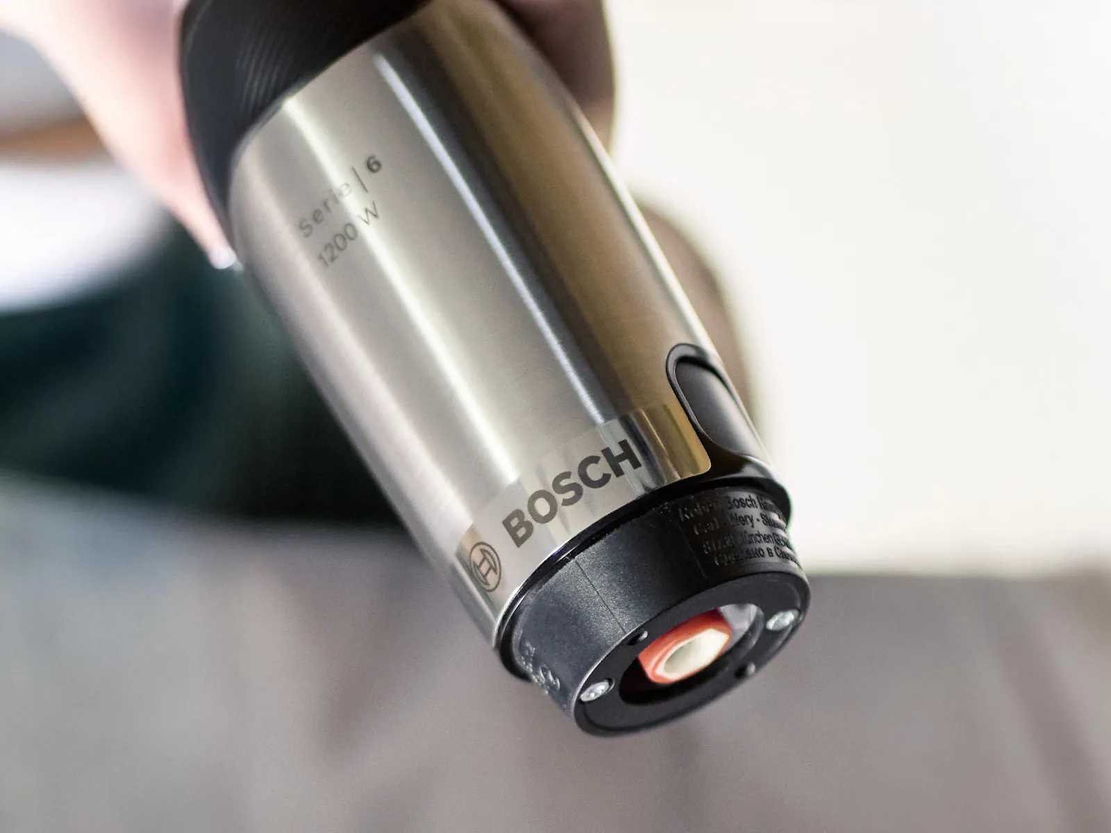 Zatvoren kadar kućišta motora blendera, koje se može lako otvoriti radi popravke.