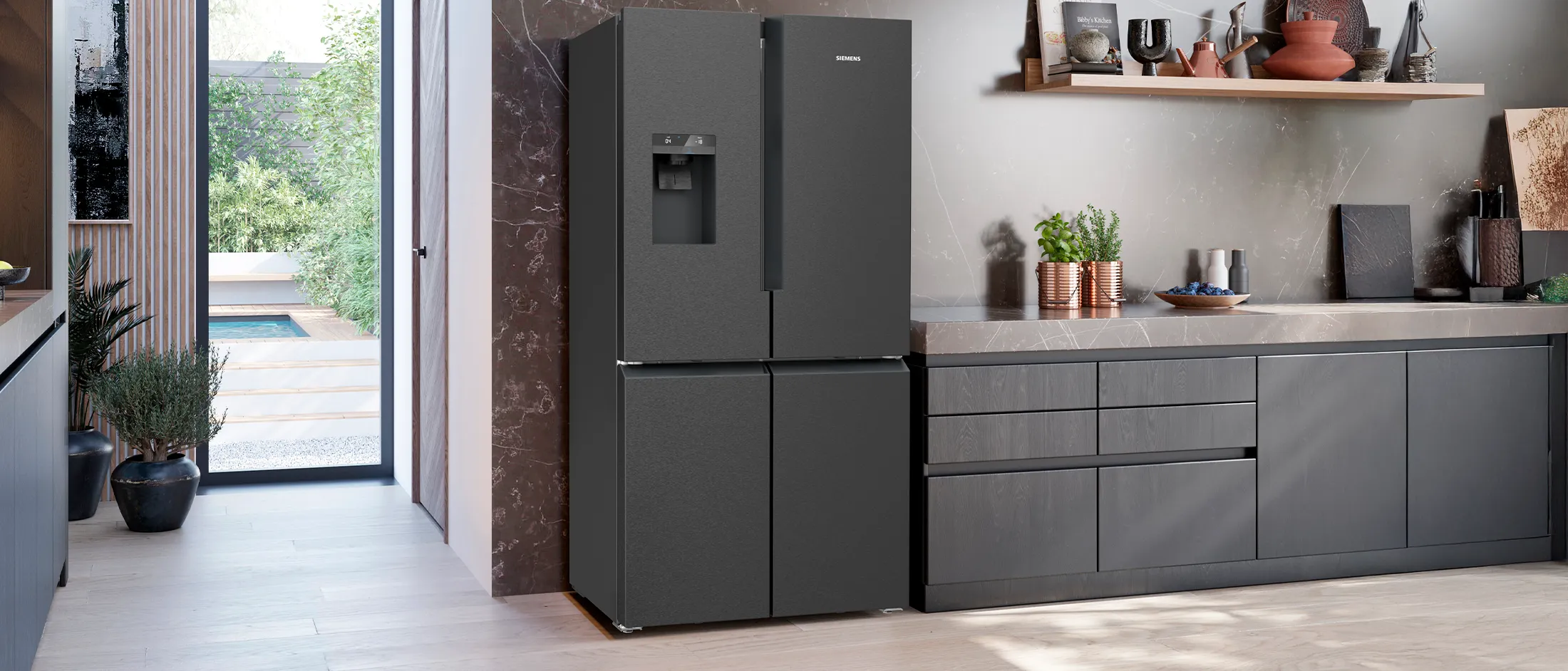 Um grande frigorífico Siemens cinza escuro num ambiente de cozinha moderna e elegante.
