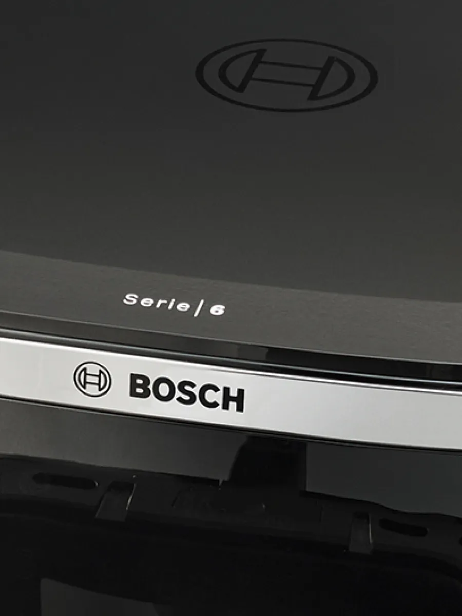 Hava fritözü üzərindəki Bosch loqosu onun zərif və müasir dizaynını vurğulayır.