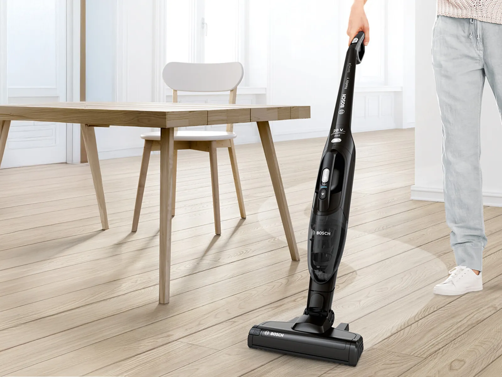 Osoba rychle uklízí dřevěnou podlahu s modelem Readyy'y.