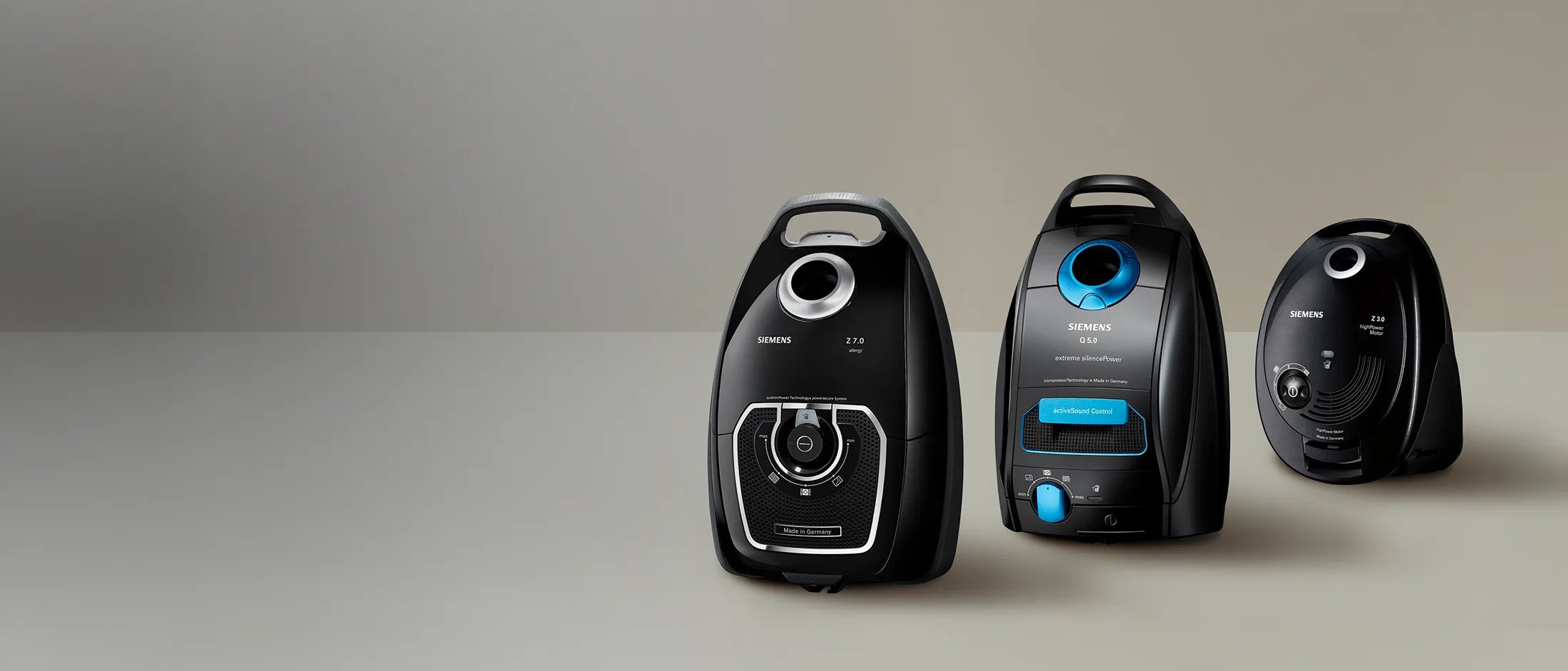 Trois aspirateurs Siemens au design noir, alliant puissance, efficacité et modernité pour un nettoyage sans effort.
