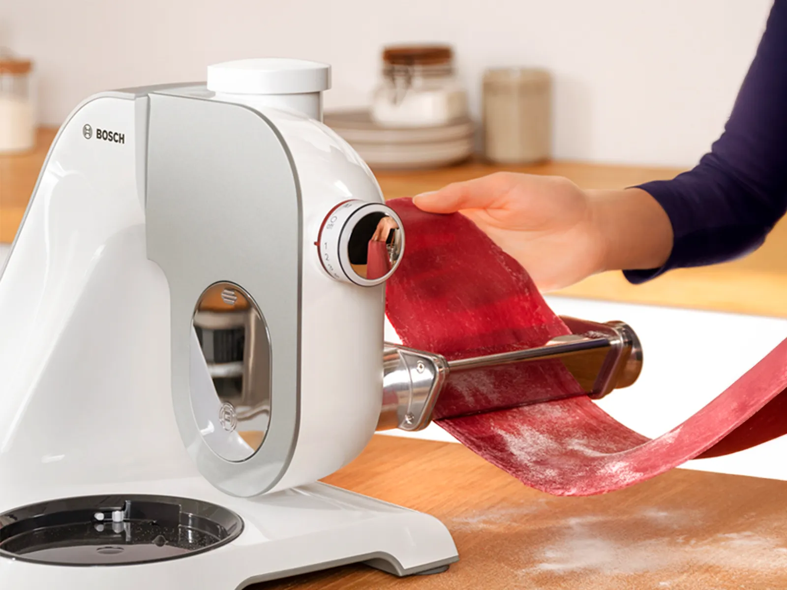 Préparation de pâtes avec un robot pâtissier Bosch Série 4 MUM 5 équipé du set PastaPassion en blanc.