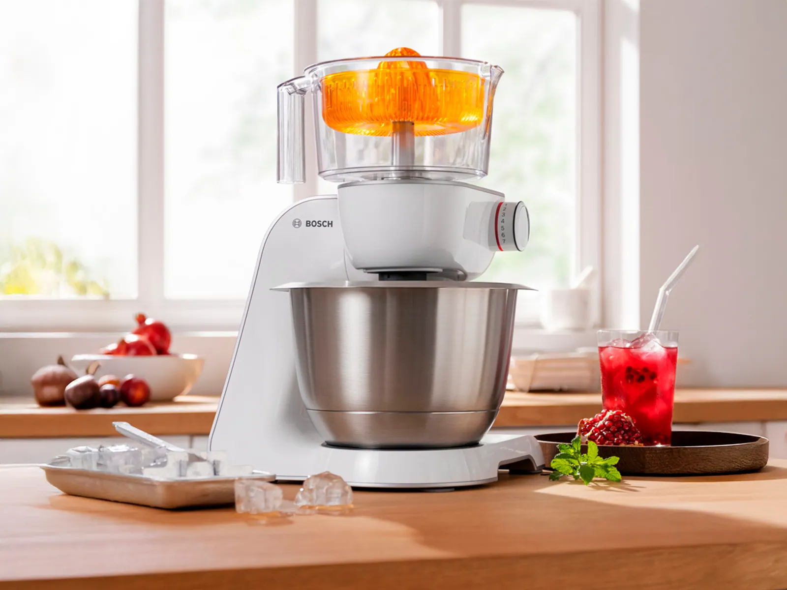 Robot pâtissier Bosch Série 4 MUM 5 en train de préparer du jus d'orange.