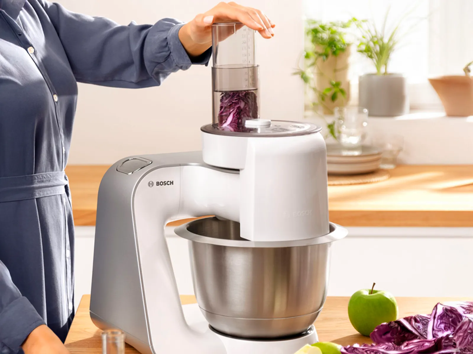 Robot pâtissier Bosch Série 4 en train de hacher des légumes.