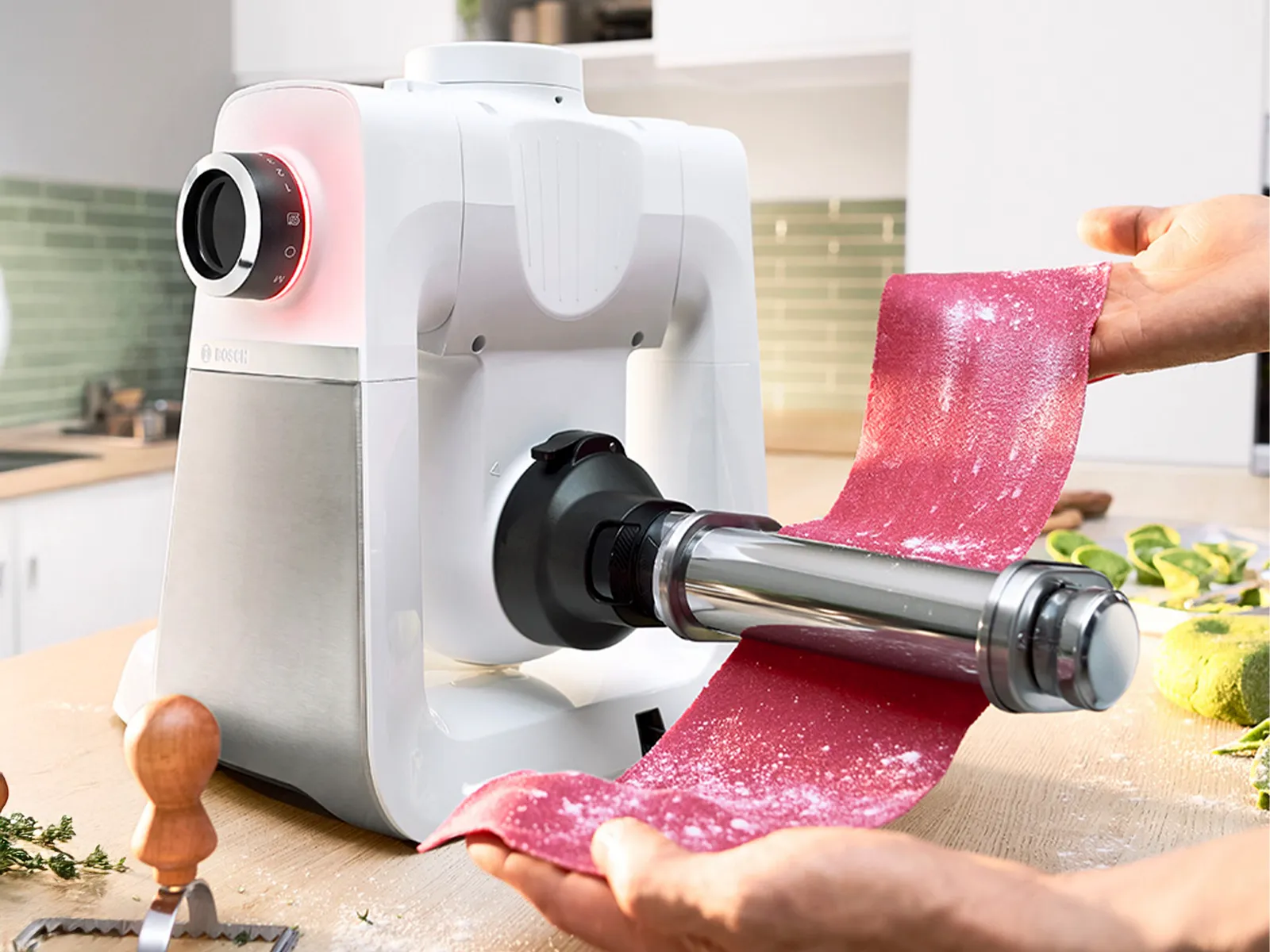 Person making lasagne sheets with the PastaPassion Set.