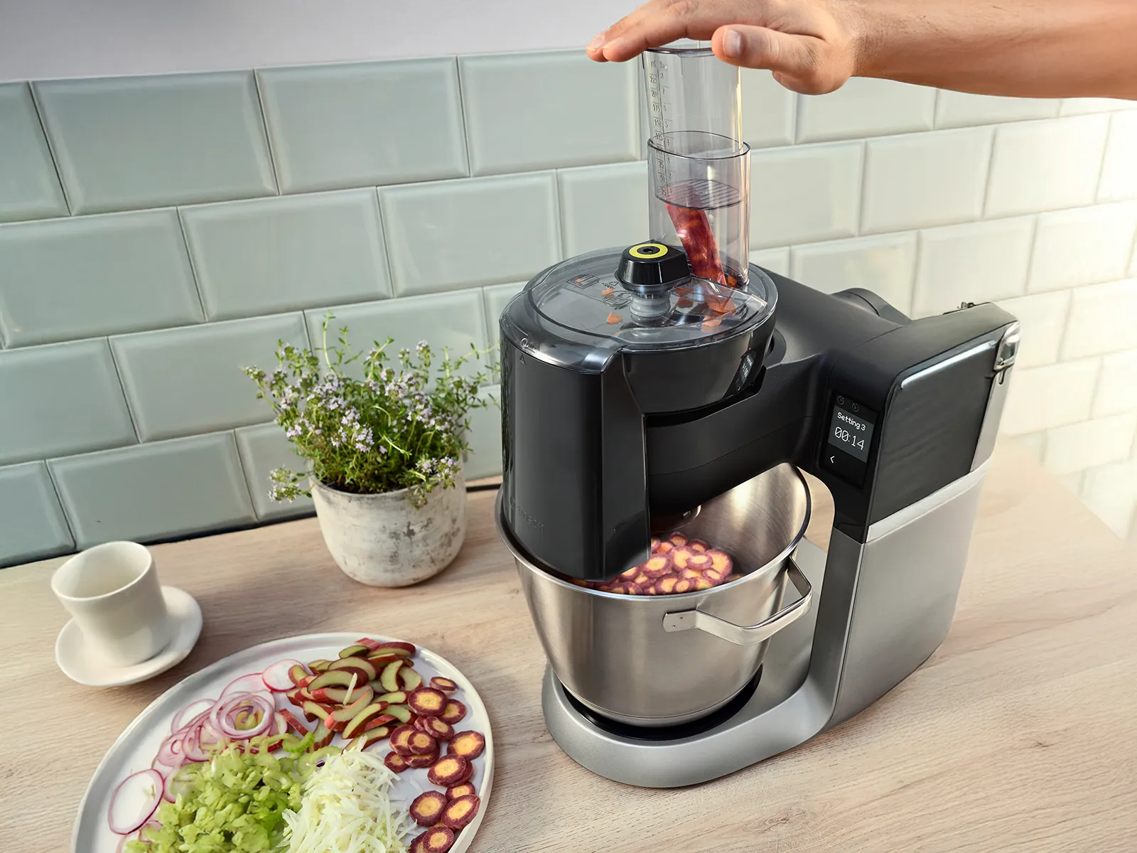 Series 6 with VeggieLove Set slicing chillies, placed next to plate with sliced and grated vegetables.