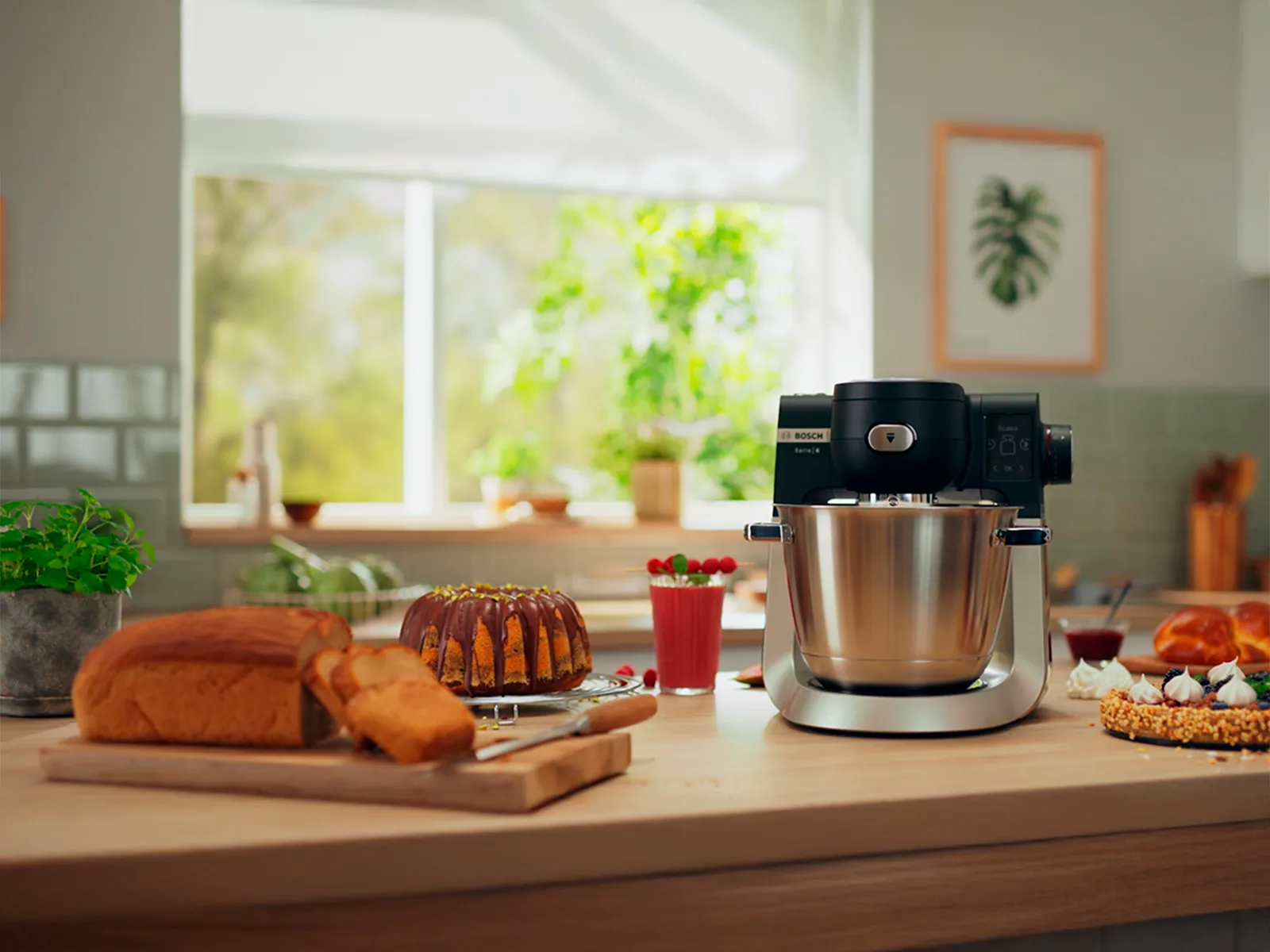 Bosch-yleiskone keittiön työtasolla. Ympärillä monenlaisia leivonnaisia.