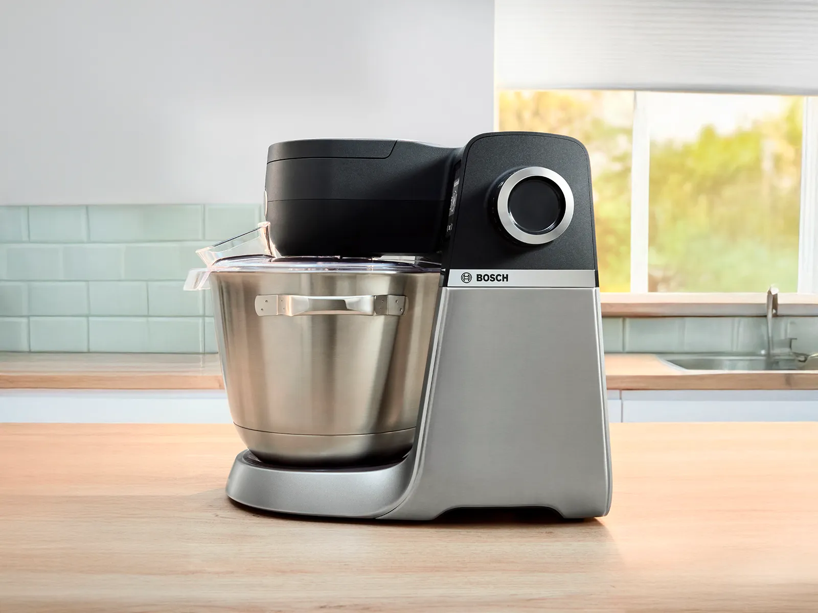 Série 6, plan latéral sur le comptoir de la cuisine.