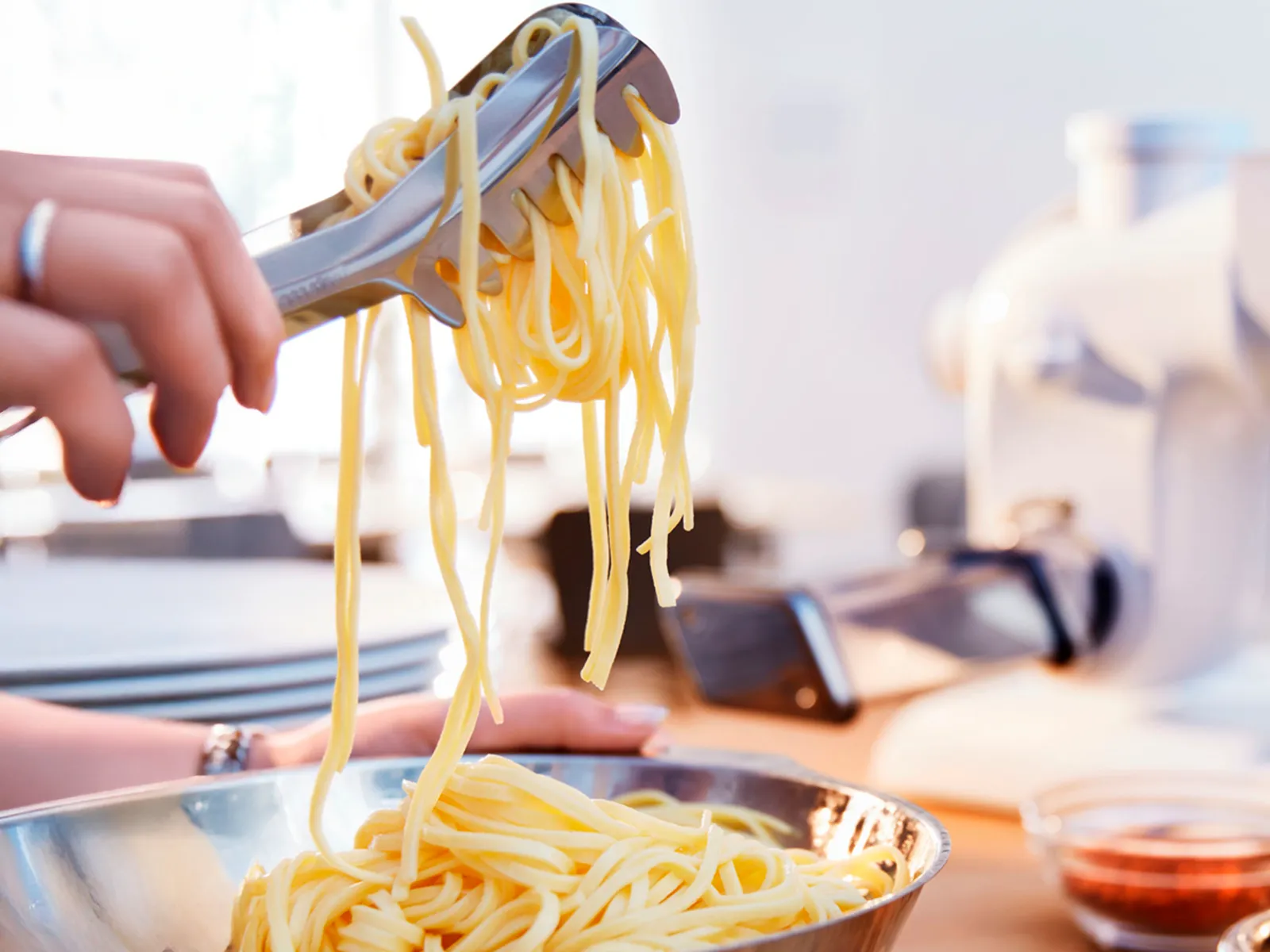 Un bol de pâtes fraîchement préparées.