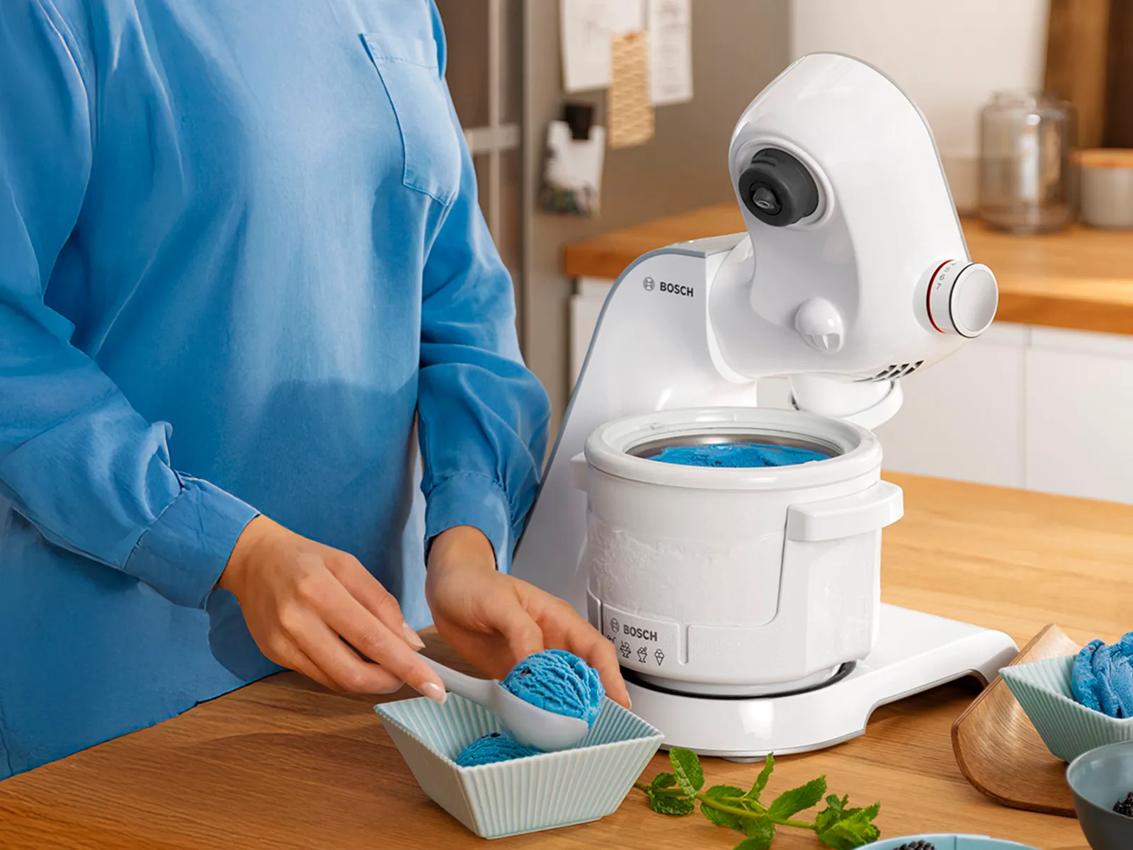 Une personne verse de la glace aux baies maison dans un bol.