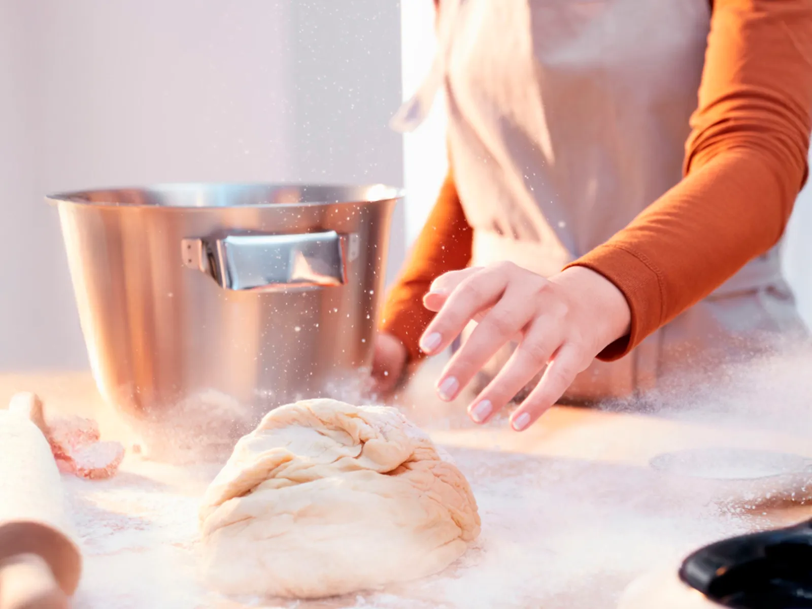 Pétrir la pâte à pain sur un plan de travail fariné.