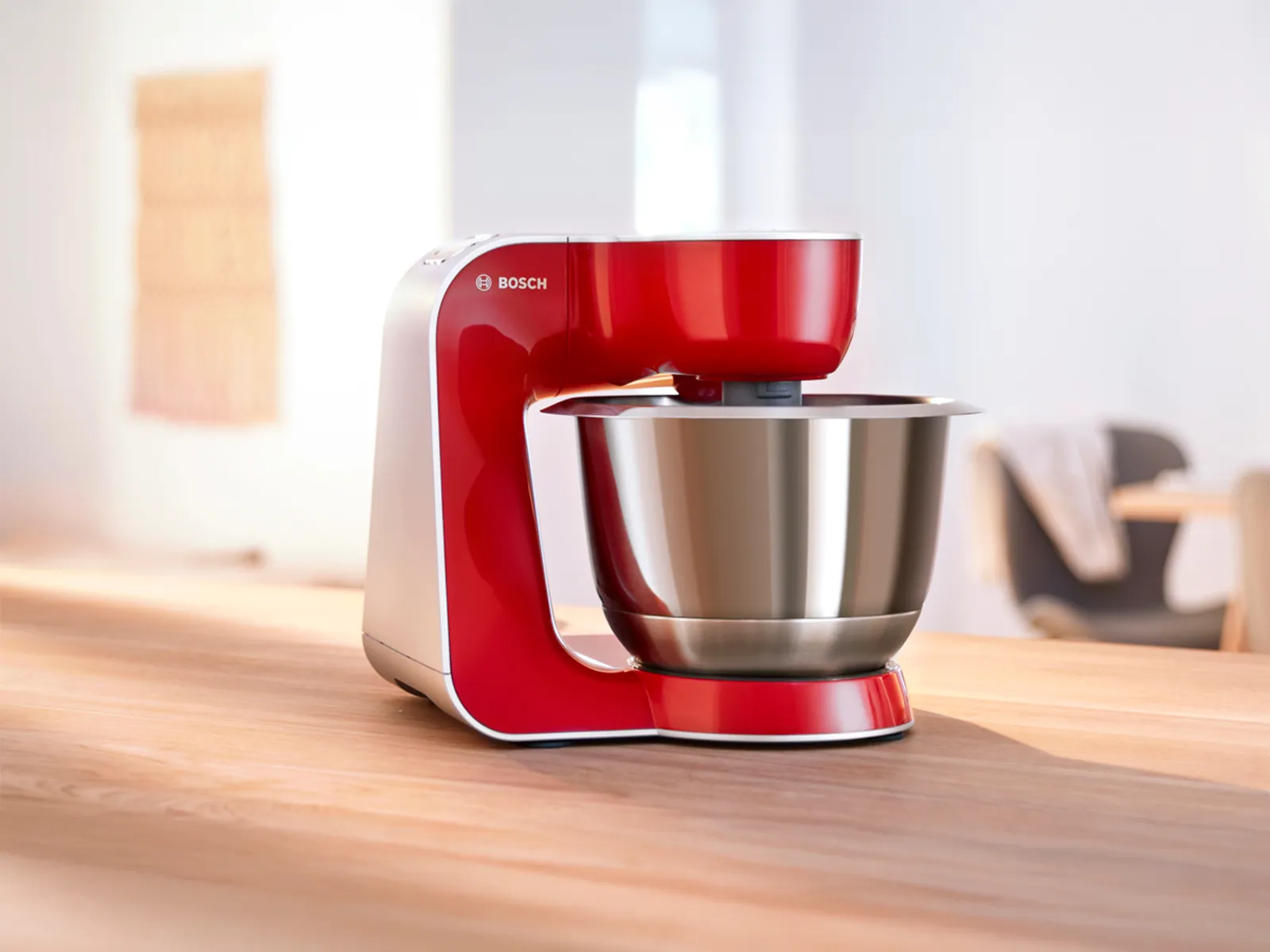 Un batteur sur socle Bosch rouge sur un comptoir de cuisine.