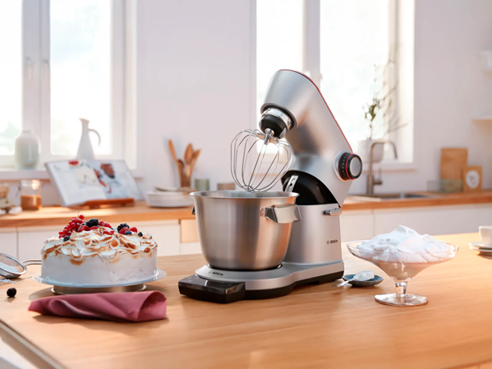 В кухня, между другото, може да се види прясно изпечена торта и кухненски робот Bosch с голяма купа за бъркане.