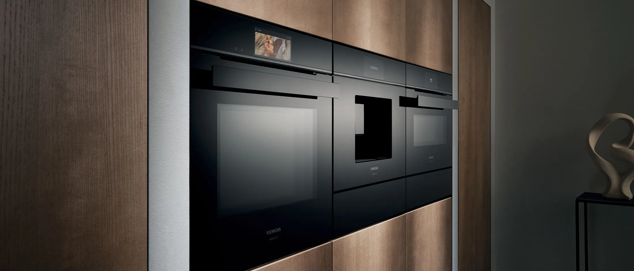 Forno de encastrar Siemens dentro de elegantes armários de madeira.