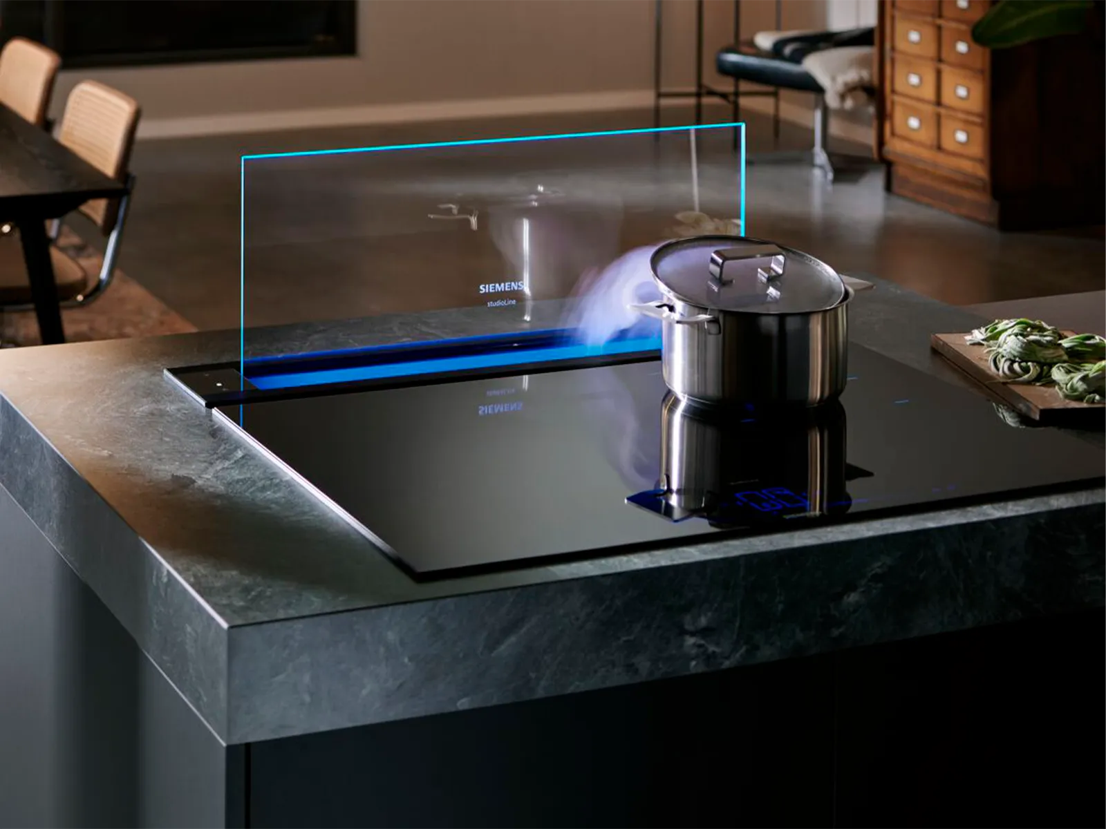 Siemens induktionshäll med glassdraftAir-ventilation, som sömlöst extraherar ånga från en kokande kastrull.