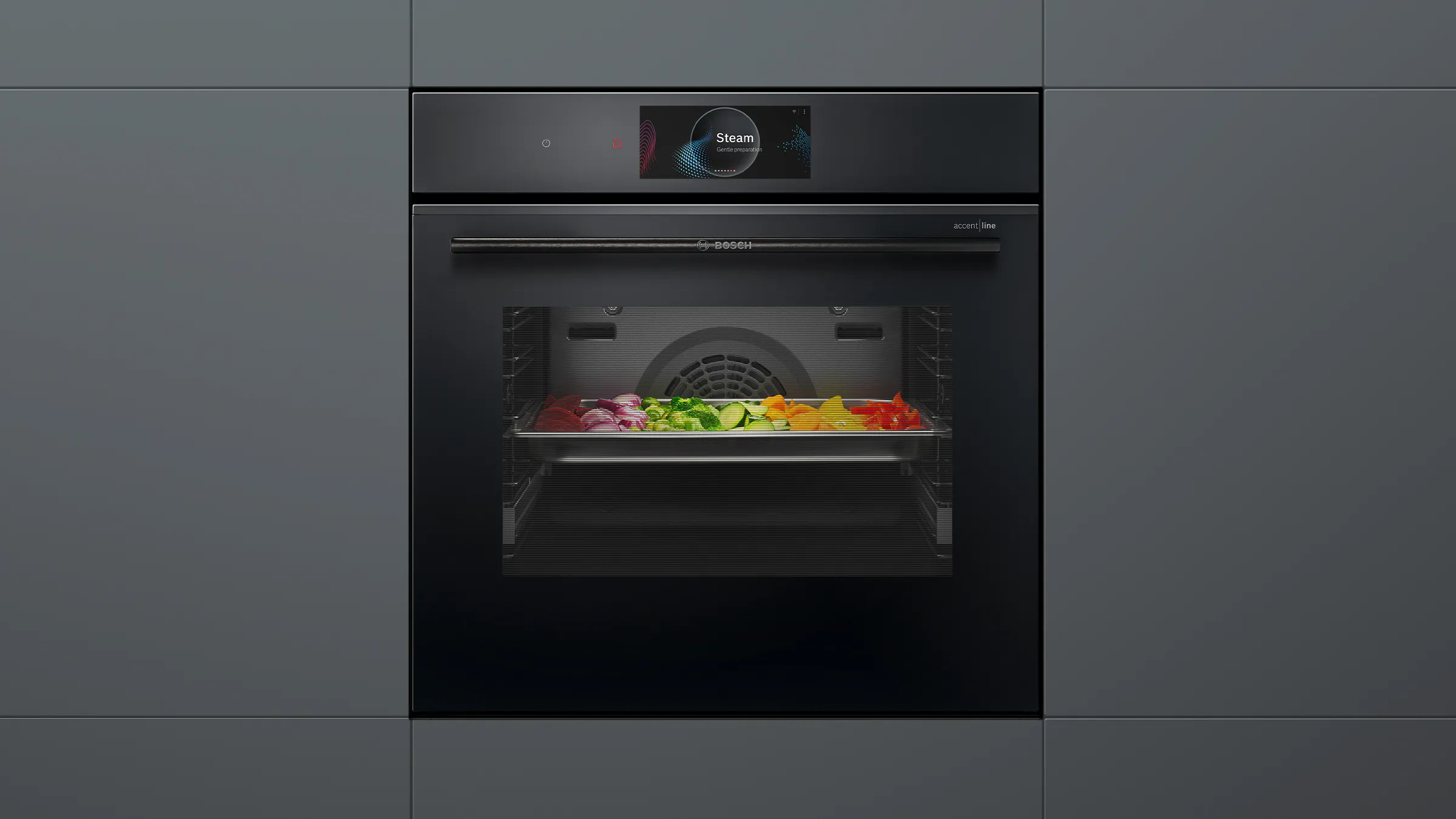 Frontansicht eines integrierten, schwarzen Bosch Serie 8 Backofens mit buntem Gemüse auf dem Backblech.