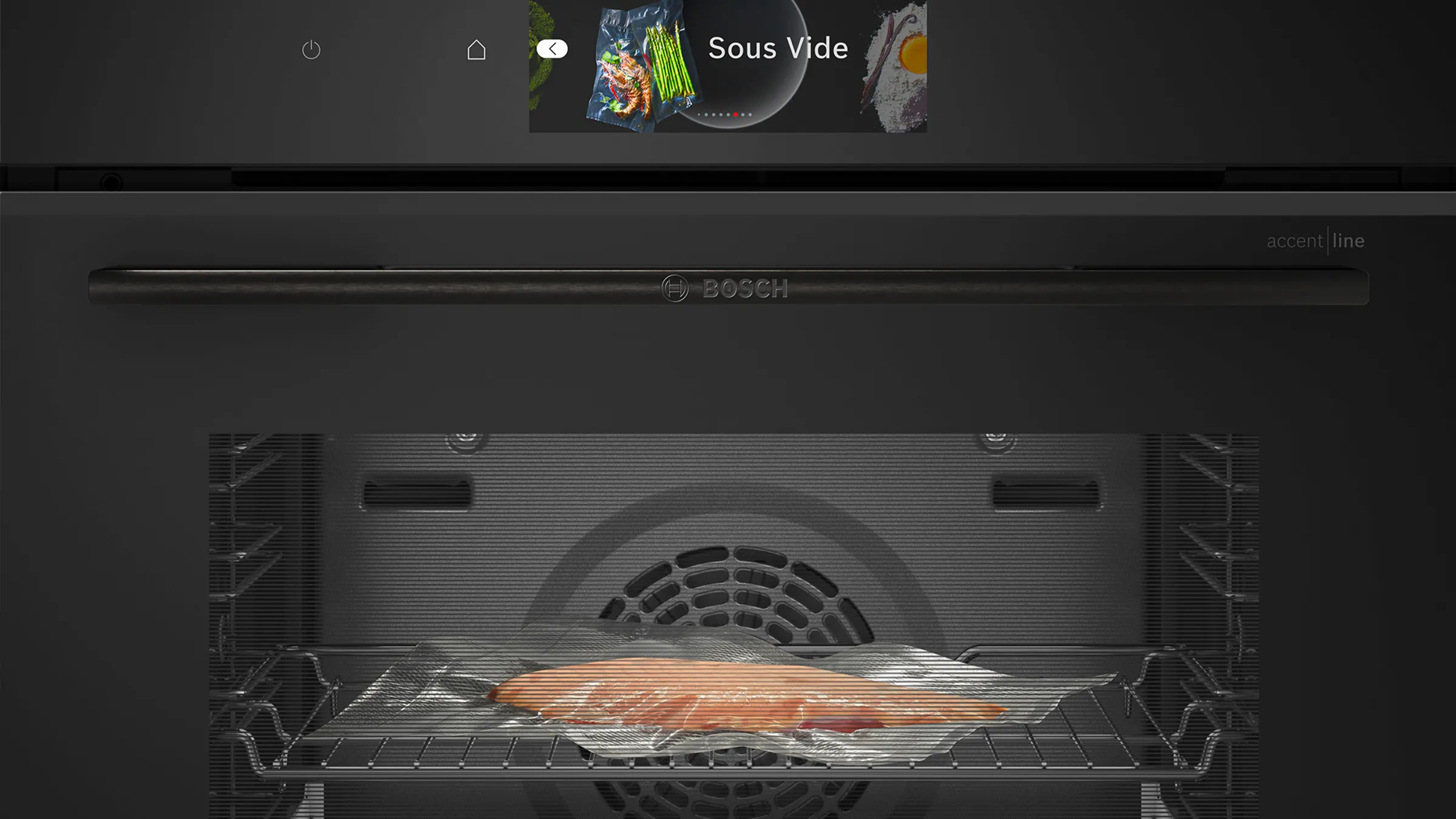 Bosch Serie 8 Dampfbackofen mit ausgewähltem Sous-Vide-Programm auf dem Display und vakuumiertem Lachsfilet im Garraum.