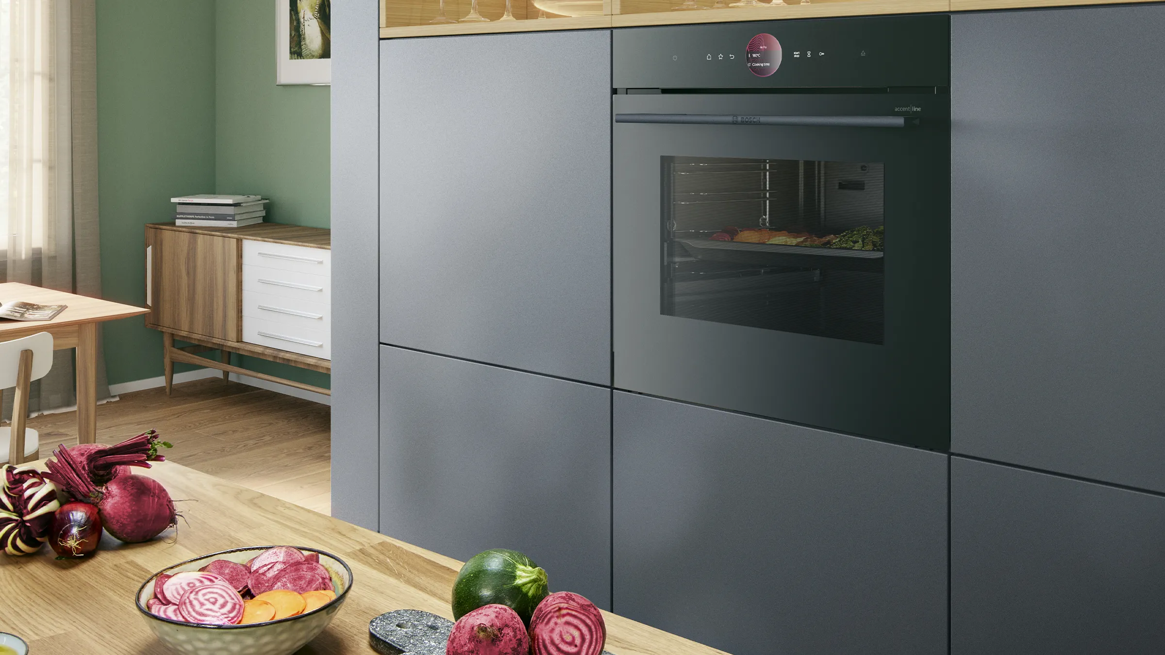 Bosch Serie 8 Einbaubackofen in einer modernen grauen Küchenzeile mit frischem Gemüse im Vordergrund.