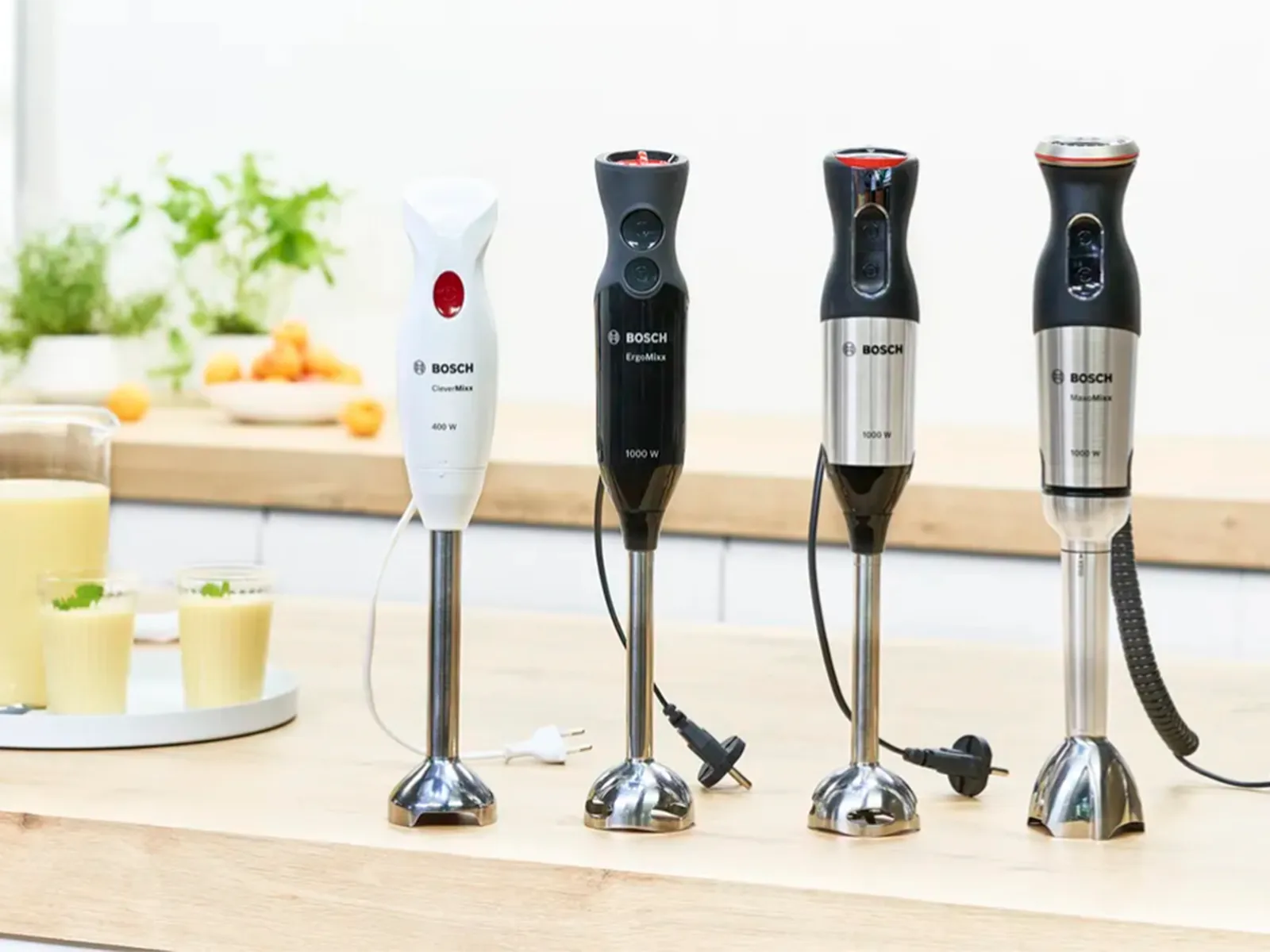 O selecţie de blendere de mână Bosch aşezate pe un blat de bucătărie.