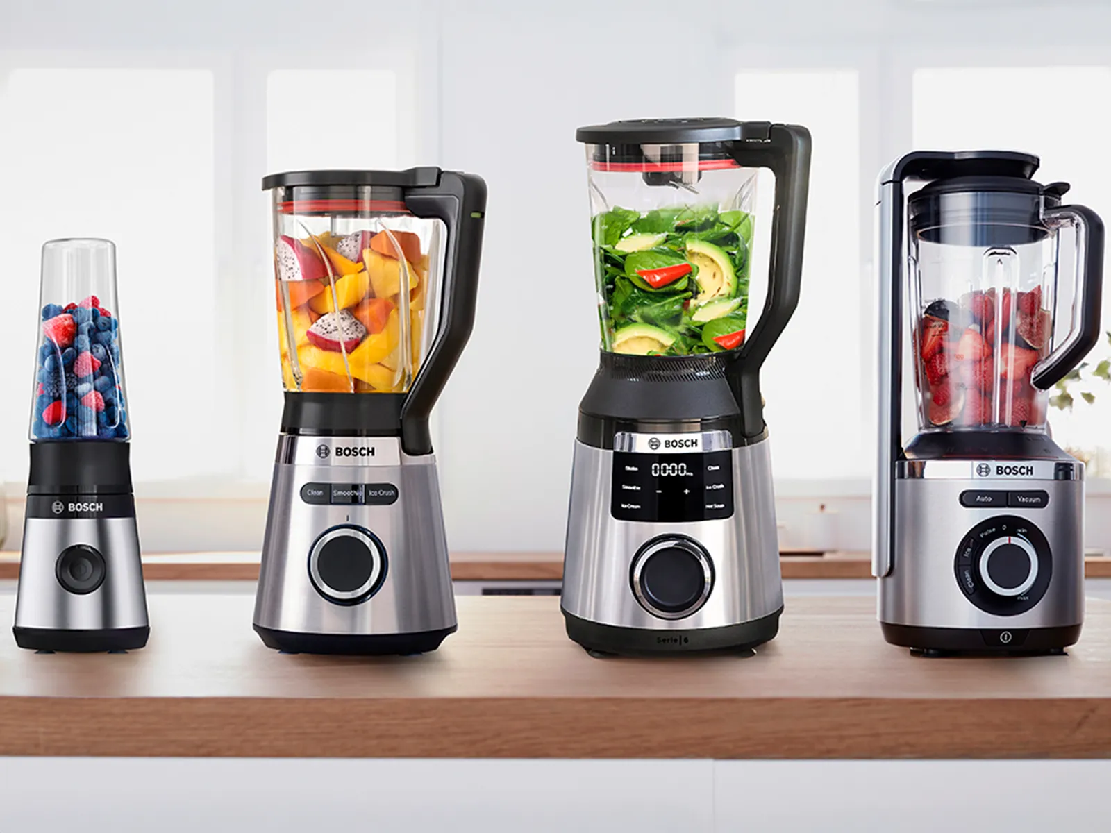 Gama de blendere Bosch aşezate pe un blat de bucătărie.