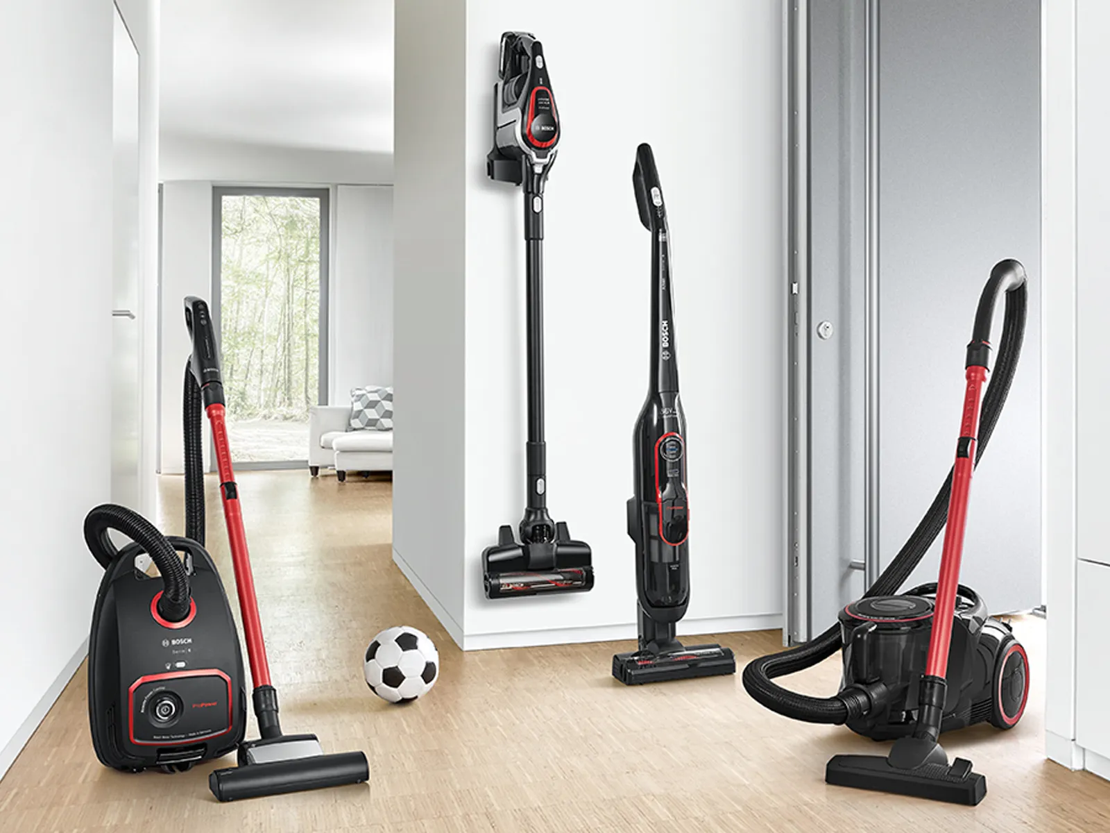 Uppställning av fyra Bosch ProPower högsugande dammsugare, med påse, Unlimited, Athlet och utan påse, bredvid fotboll.