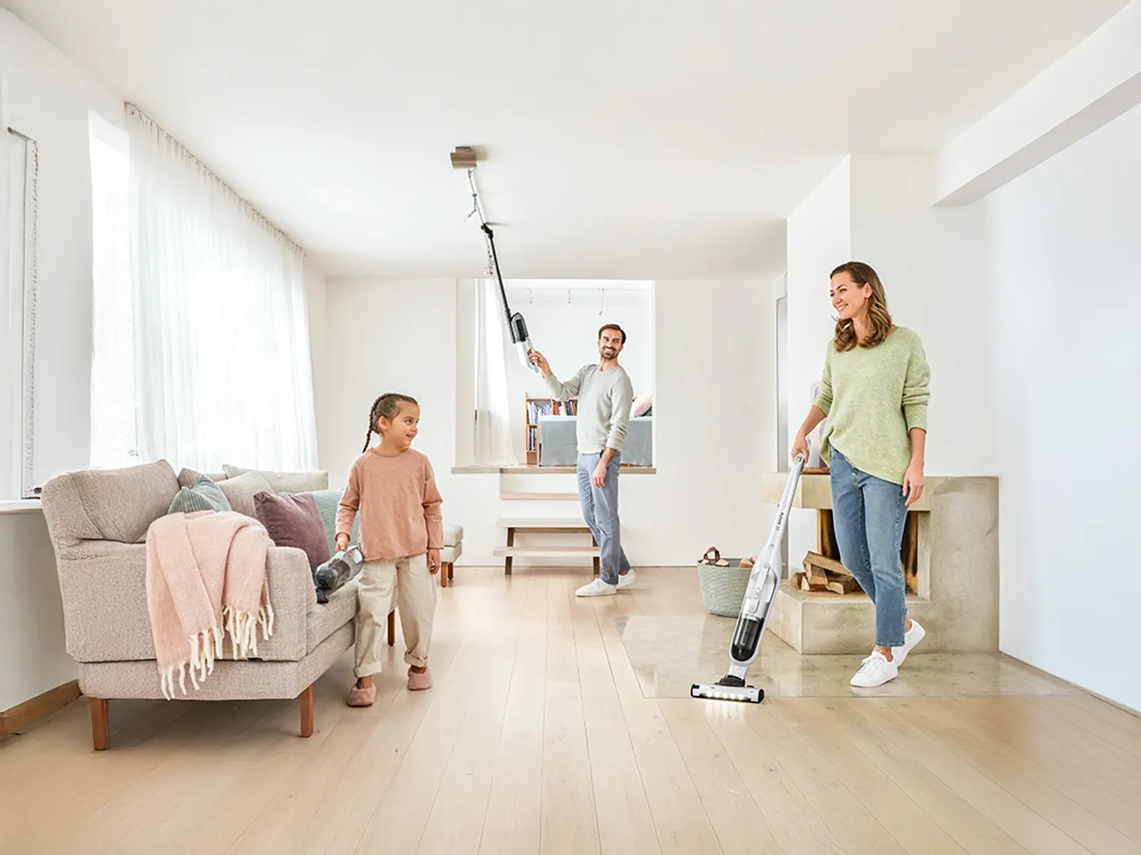 Eine Frau wird beim Staubsaugen in drei verschiedenen Positionen gezeigt.