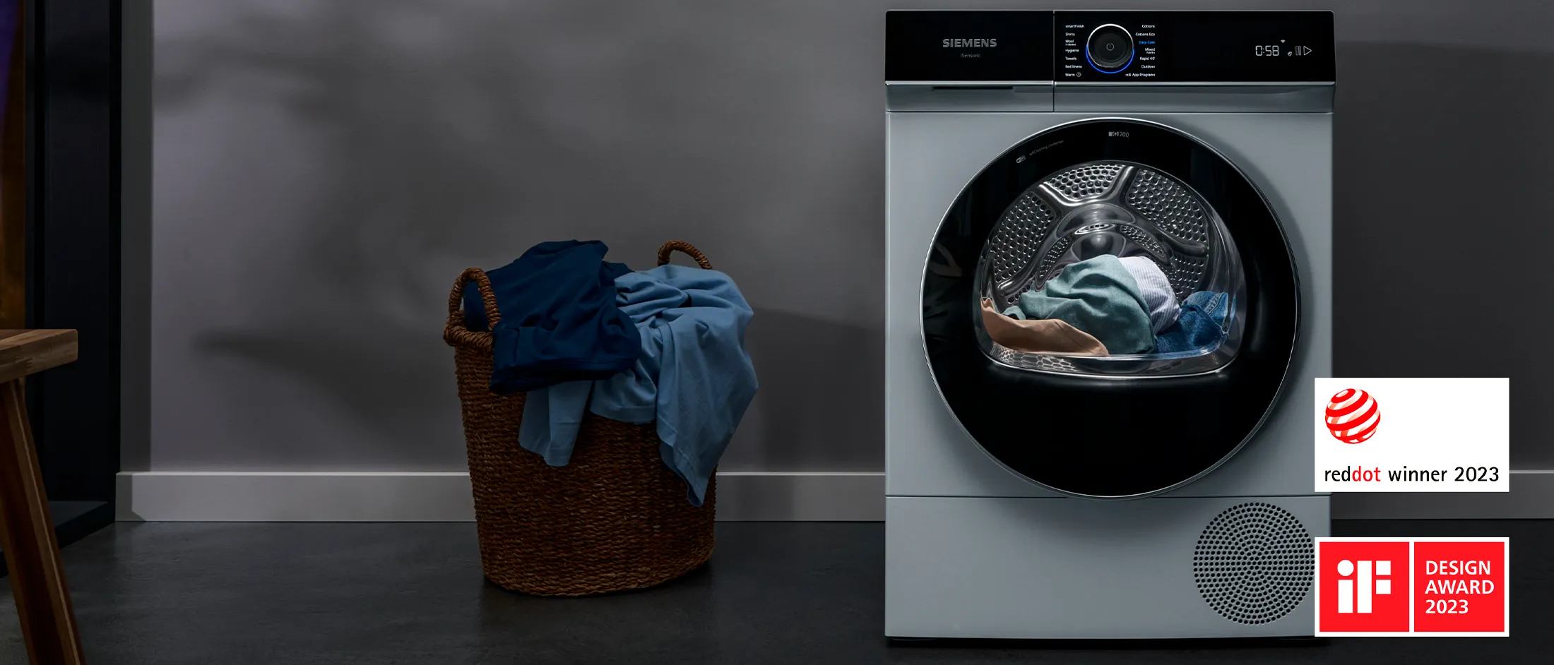 Máquina de lavar moderna com roupas, premiada com os prémios Red Dot e iF de Design em 2023.