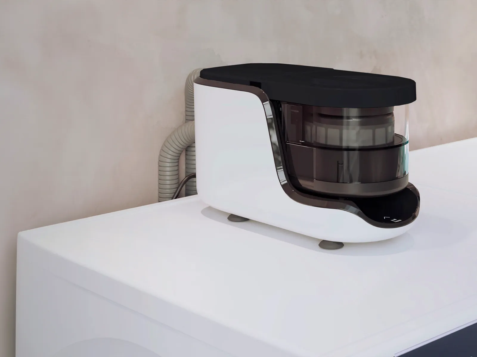 Modern kaffemaskin i vitt och svart på en vit bänkskiva.